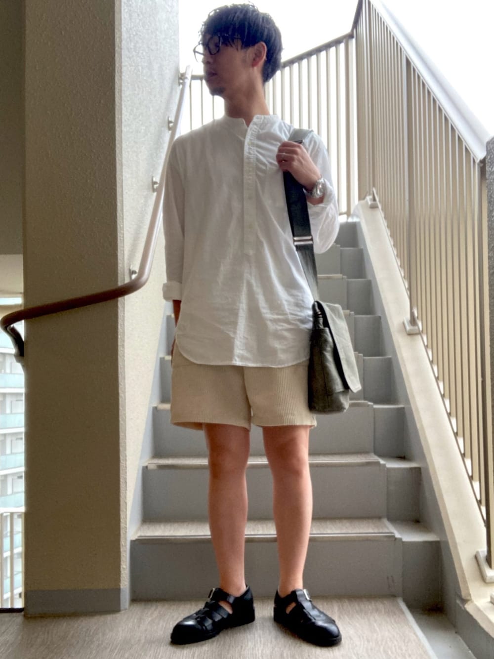 「グルカサンダル、スクエアバッグ、ハーフパンツ、リネン、メガネ男子、夏セールで買いました、ホワイトコーデ、休日スタイル、ミニバッグ、ワンマイルウェア」｜「SPINNSのアイテム（パンツ、ベージュ系）」を使った、 松波 侑亮さん（メンズ・162cm）の夏コーディネートの1枚目の写真