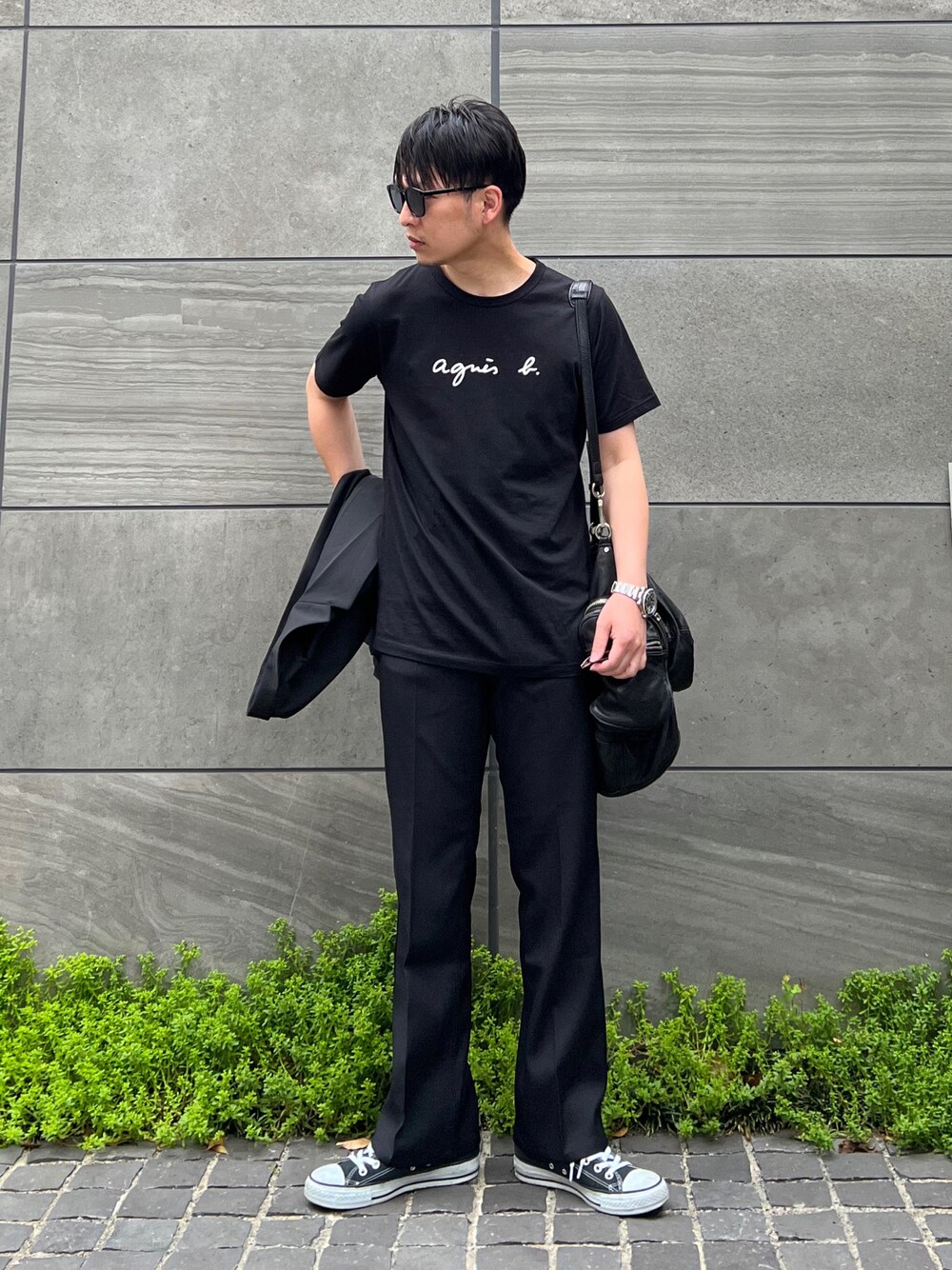 「休日スタイル、フレアパンツ、スラックス、きれいめカジュアル、カラー×コーデ、コンバース、ショルダーバッグ、サングラス、アニエスベー、アニエスベーTシャツ、agnes b.、Lee、lee、leejapan、Wrangler」｜「agnes b.のS137 TS ロゴTシャツ（Tシャツ/カットソー、ブラック系）」を使った、 松波 侑亮さん（メンズ・164cm）の春コーディネートの1枚目の写真