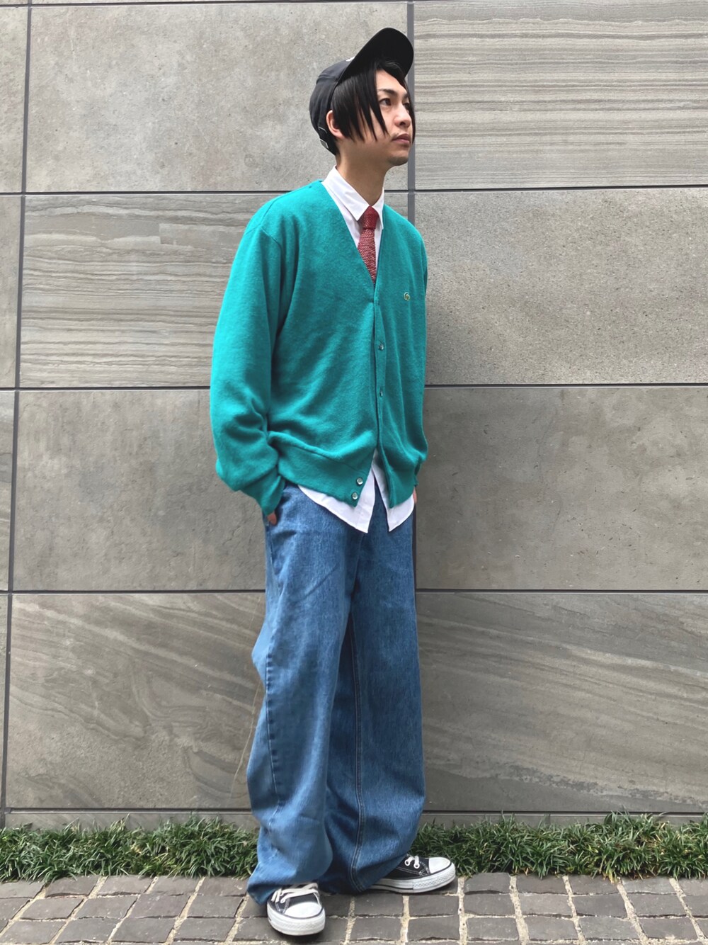 「カーディガン、プチプラ、古着MIX、古着、ootd、マイケルコース、キャップ、シンプルコーデ、休日スタイル、カラーニット、ニット、STOP 誹謗中傷、ネクタイ、低身長、オトナカジュアル」｜「CONVERSE ALL STARのCONVERSE / ALL STAR J HI（スニーカー、ブラック系）」を使った、 松波 侑亮さん（メンズ・164cm）の冬コーディネートの1枚目の写真