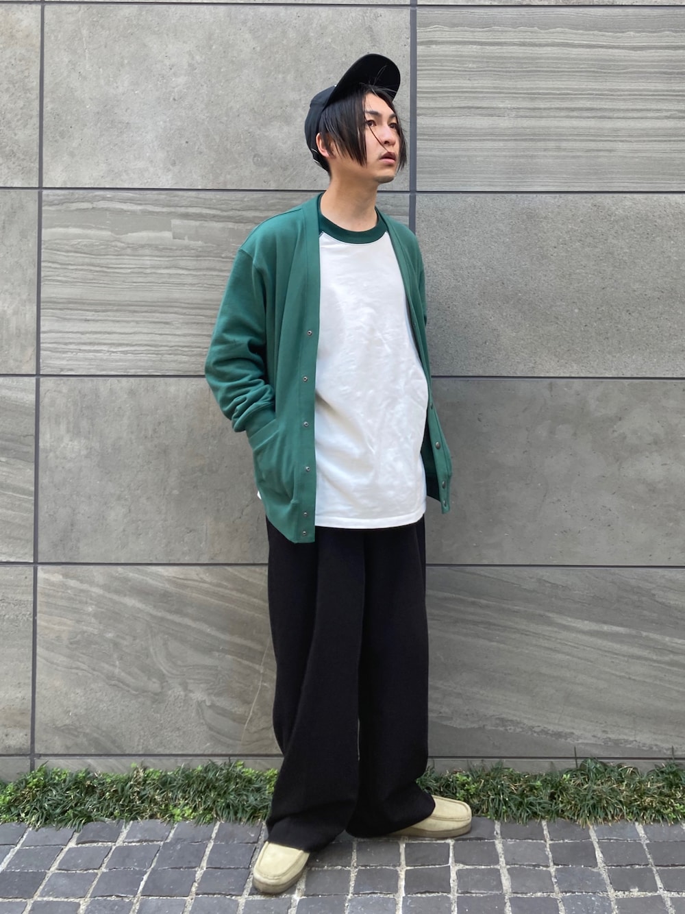 グリーン系のカーディガン/ボレロ、グリーン系のTシャツ/カットソー、ブラック系のスラックスを着用したメンズの春コーディネートの1枚目の写真
