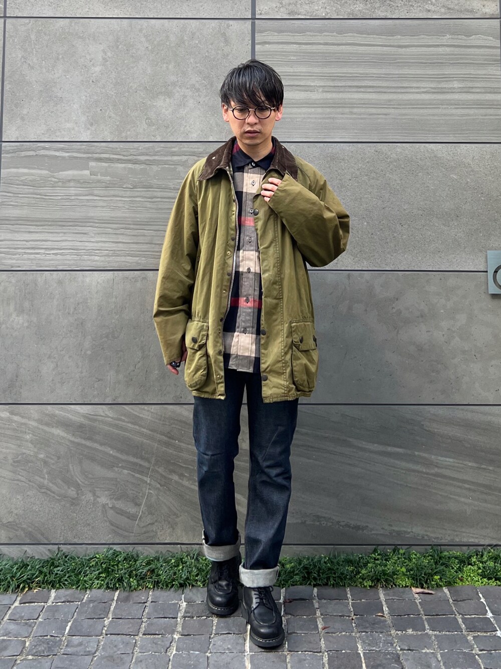 「cbcrestbridge、cbクレストブリッジ、クレストブリッジ、crestbridge、barbour、秋冬コーデ、冬コーデ、シンプルコーデ、きれいめカジュアル、ビッグシルエット、ブーツ、ロングコート、アウター、デニム、レザー」｜「CB CRESTBRIDGEのクレストブリッジチェックネルシャツ（シャツ/ブラウス、ブルー系）」を使った、 松波 侑亮さん（メンズ・164cm）の秋コーディネートの1枚目の写真