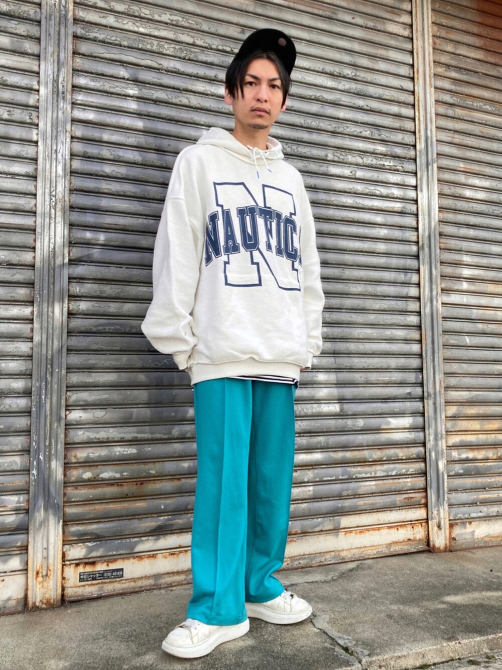 「ビッグシルエット、グリーン、カラーパンツ、キャップ、パーカー、レイヤードスタイル、白スニーカー、厚底シューズ、フレアパンツ、低身長、ストリートMIX、低身長コーデ、ストリートコーデ、秋コーデ、いいね、save、フォローお願いします🤑」｜「Alexander McQueenのAlexander McQueen - エクステンドソール スニーカー - men - カーフレザー/レザー/rubber - 42（スニーカー、ホワイト系）」を使った、 松波 侑亮さん（メンズ・162cm）の秋コーディネートの1枚目の写真