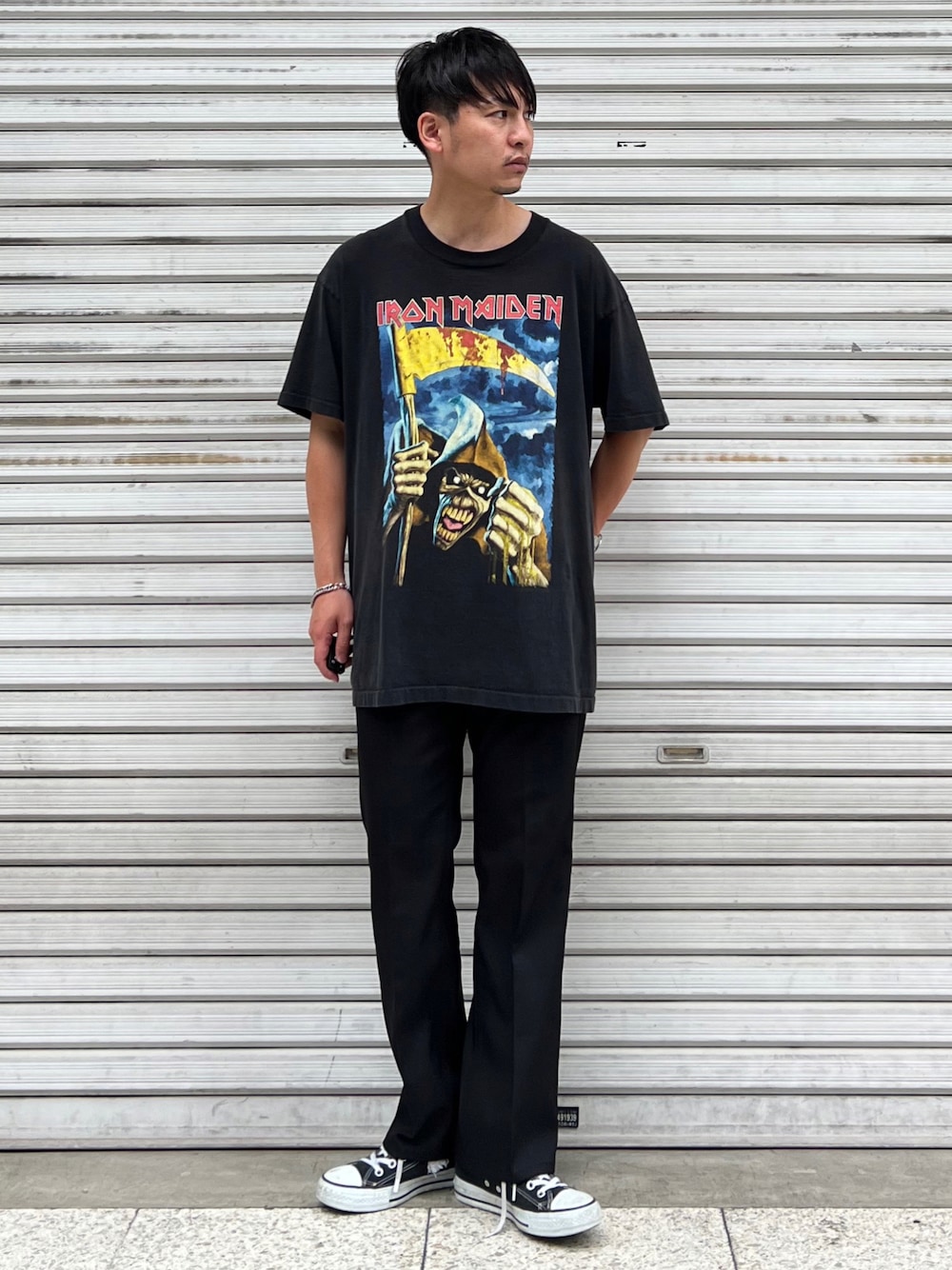 「夏のTシャツフェス、夏コーデ、ストリート、プチプラ、シンプルコーデ、モノトーン、きれいめカジュアル、ビッグシルエット、スラックス、フレアパンツ、バンドT、30代メンズファッション、メンズコーデ、メンズファッション、真夏のアクティブスタイル」｜「CONVERSE ALL STARのCONVERSE / ALL STAR J HI（スニーカー、ブラック系）」を使った、 松波 侑亮さん（メンズ・164cm）の夏コーディネートの1枚目の写真