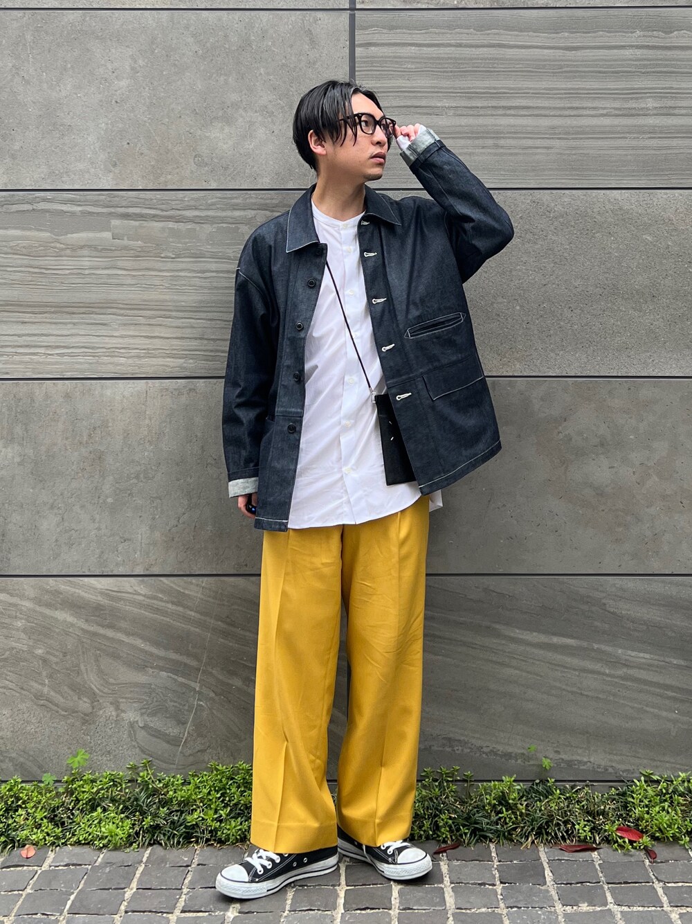 イエロー系のスラックス、ブルー系のシャツ/ブラウス、ブラック系のショルダーバッグを着用したメンズの春コーディネートの1枚目の写真