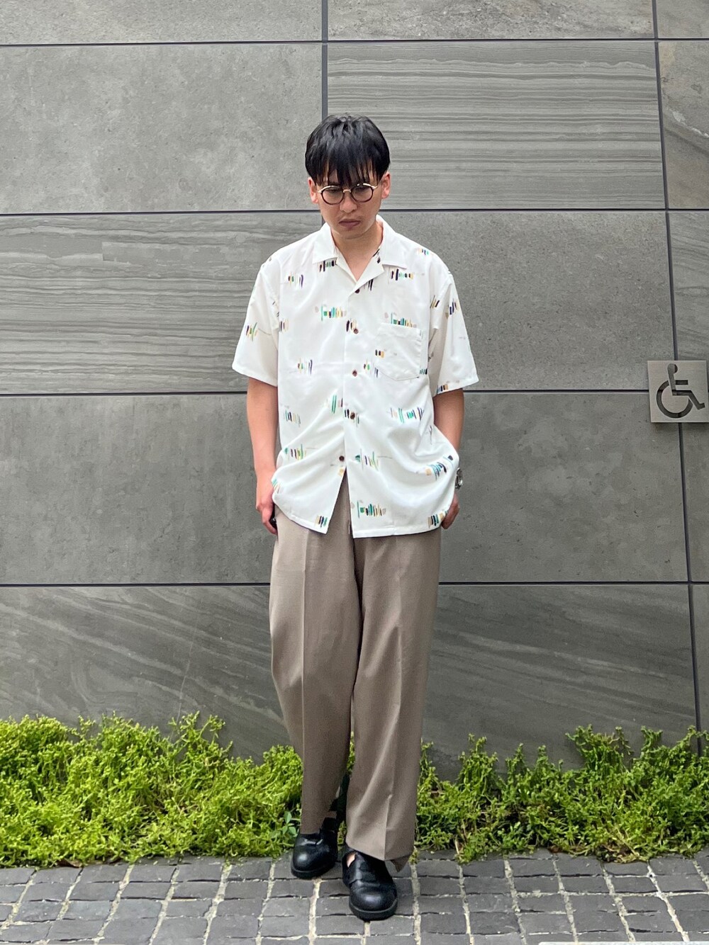 「SonnyLabel、サニーレーベル、シャツスタイル、オープンカラーシャツ、開襟シャツ、メガネ男子、ワイドパンツ、グルカサンダル、きれいめカジュアル、休日スタイル、夏コーデ、プチプラ、おしゃれさんと繋がりたい、大人カジュアル、低身長コーデ」｜「URBAN RESEARCH Sonny Labelのセオαグラフィック半袖シャツ（シャツ/ブラウス、ホワイト系）」を使った、 松波 侑亮さん（メンズ・164cm）の夏コーディネートの1枚目の写真