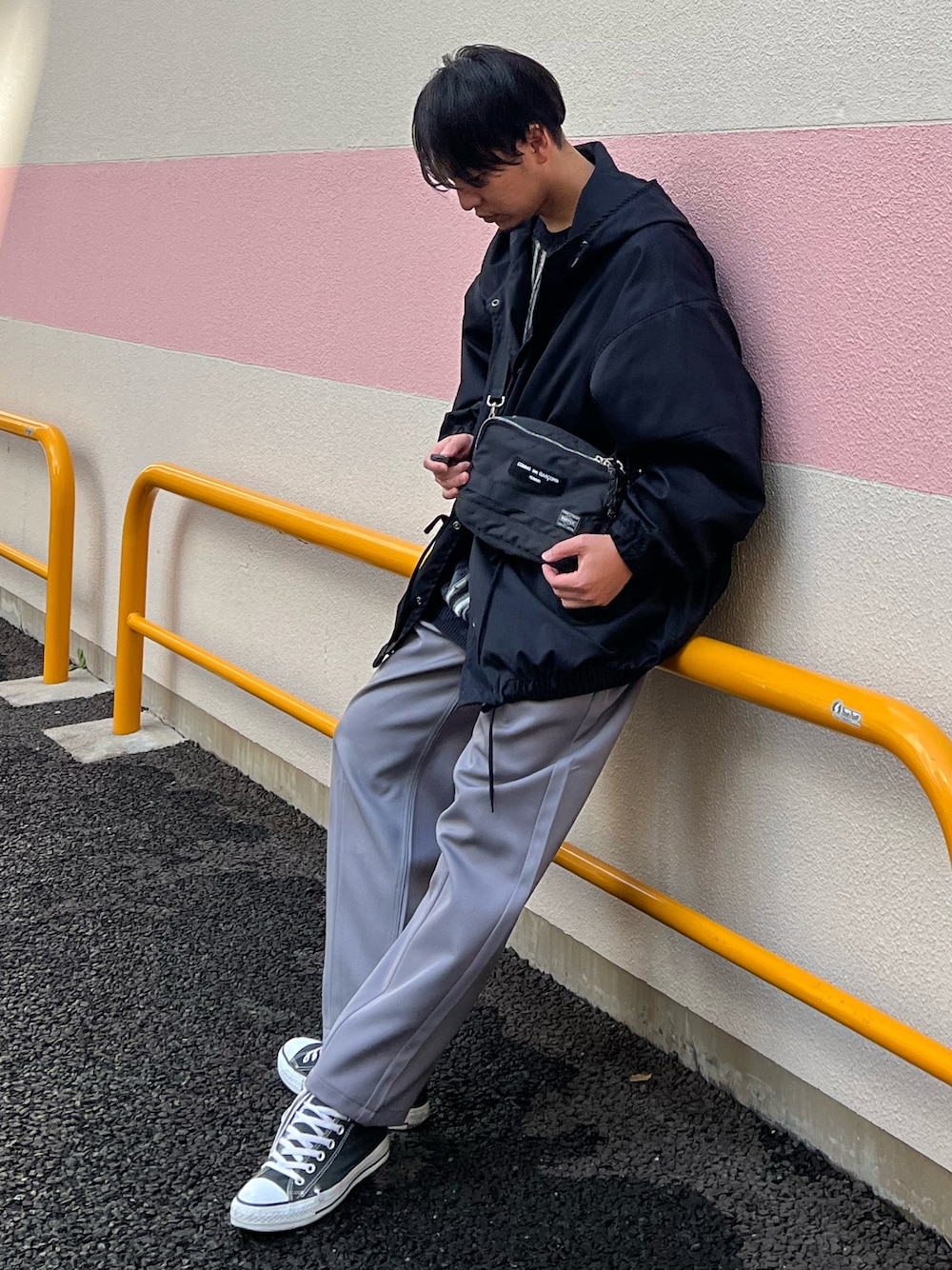 「Lee、leejapan、lee、Wrangler、マウンテンパーカー、ミニバッグ、ショルダーバッグ、ニット、冬コーデ、コンバース、プチプラ、古着MIX」｜「Wranglerの【WEB限定】Wrangler　WRADPANTS　ツータックテーパード ドレープ ワイドスラックス（スラックス、グレー系）」を使った、 松波 侑亮さん（メンズ・164cm）の秋コーディネートの1枚目の写真