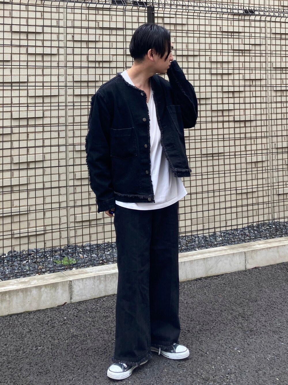 「エドウィン、edwin、edwinjapan、セットアップ、モノトーン、プチプラ、きれいめカジュアル、モード、デニムジャケット、春、オトナカジュアル、シンプル、春コーデ、ワイドパンツ、フレアパンツ」｜「EDWINの【ZOZO限定】　Nocty×EDWINコラボ　フリンジワイドフレアパンツ（デニムパンツ、ブラック系）」を使った、 松波 侑亮さん（メンズ・164cm）の春コーディネートの1枚目の写真