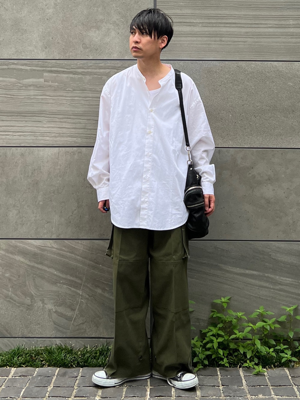 「秋服準備はじめました、ショルダーバッグ、休日スタイル、ビッグシルエット、シャツスタイル」｜「ADAMASTEのレイヤードリラックスタンクトップ（タンクトップ、ホワイト系）」を使った、 松波 侑亮さん（メンズ・164cm）の秋コーディネートの1枚目の写真