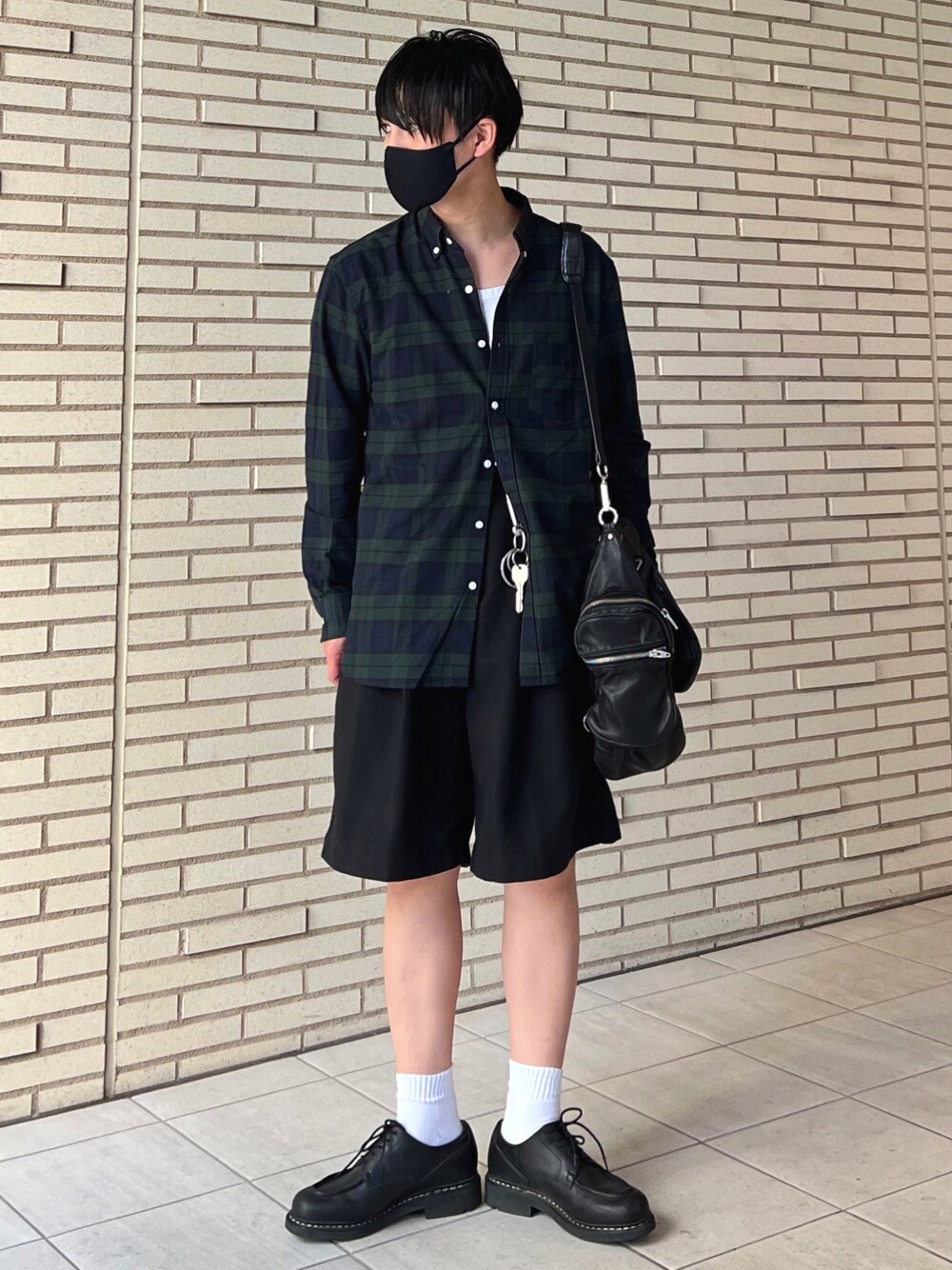 「UNIQLO、ミニバッグ、きれいめカジュアル、レザー、秋コーデ、ブーツ、ビッグシルエット、チェック、シャツスタイル、低身長、30代メンズファッション、urban research rosso men、rosso men」｜「URBAN RESEARCH ROSSO MENの『WEB/一部店舗限定』『5サイズ展開』『抗菌/防臭』ハイパフォーマンスオックスボタンダウンシャツ（シャツ/ブラウス、グリーン系）」を使った、 松波 侑亮さん（メンズ・164cm）の秋コーディネートの1枚目の写真