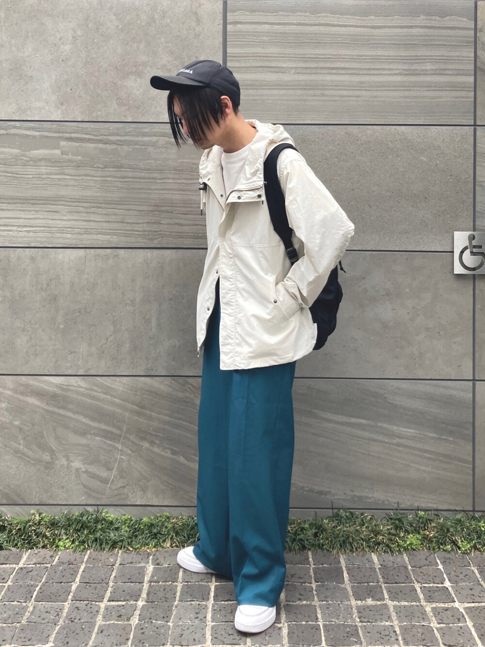 「サニーレーベル、urban research sonny label、タックイン、キャップ、グリーン、マウンテンパーカー、白スニーカー、シンプル、きれいめカジュアル、ワイドパンツ、春コーデ、大人コーデ、低身長コーデ、スニーカー、おしゃれさんと繋がりたい」｜「URBAN RESEARCH Sonny Labelの【撥水/抗菌/防臭】コーデュラマウンテンパーカー（マウンテンパーカー、ホワイト系）」を使った、 松波 侑亮さん（メンズ・164cm）の冬コーディネートの1枚目の写真