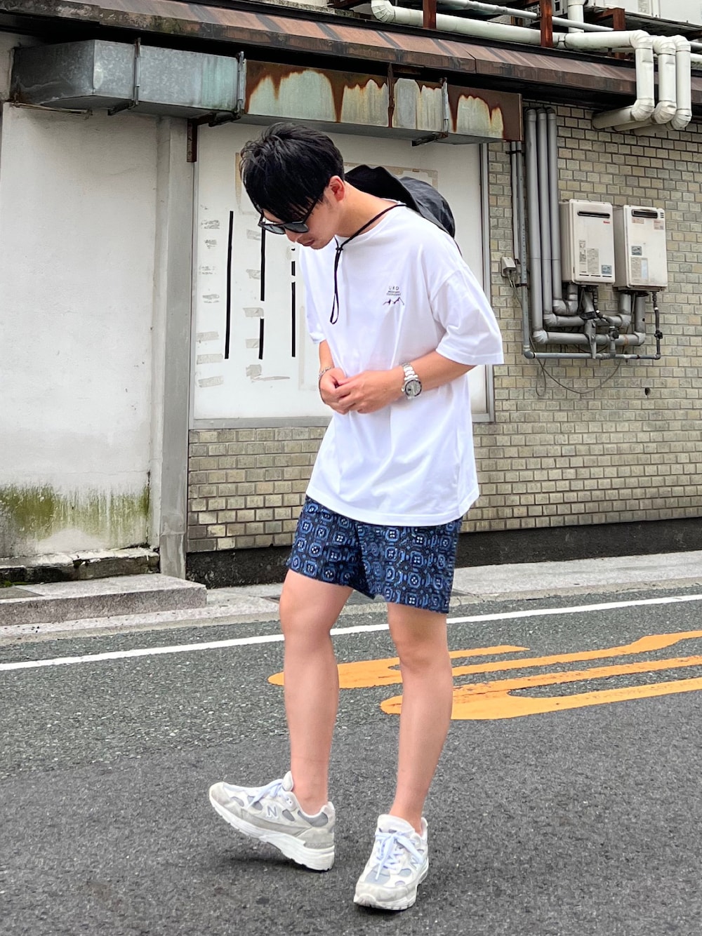 「ストリート、夏コーデ、夏だ！Tシャツ着よう！、ハーフパンツ、ショートパンツ、プチプラ、きれいめカジュアル、夏セールで買いました、ニューバランス、アーバンリサーチドアーズ、URBAN RESEARCH DOORS、カジュアルコーデ、オトナカジュアル、Ｔシャツ、ロゴT」｜「URBAN RESEARCH DOORSのURD Embroidery T-shirts（Tシャツ/カットソー、ホワイト系）」を使った、 松波 侑亮さん（メンズ・164cm）の夏コーディネートの1枚目の写真