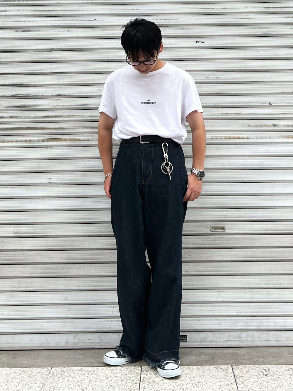 「夏コーデ、デニム、シンプルコーデ、ロゴT、タックイン、メガネ男子、プチプラ、白Tシャツ、夏のTシャツフェス、大人カジュアル、ワイドパンツ」｜「Maison Margielaの＜MAISON MARGIELA（メゾン マルジェラ）＞ ディストーテッド ロゴ Tシャツ■■■（Tシャツ/カットソー、ホワイト系）」を使った、 松波 侑亮さん（メンズ・164cm）の夏コーディネートの1枚目の写真