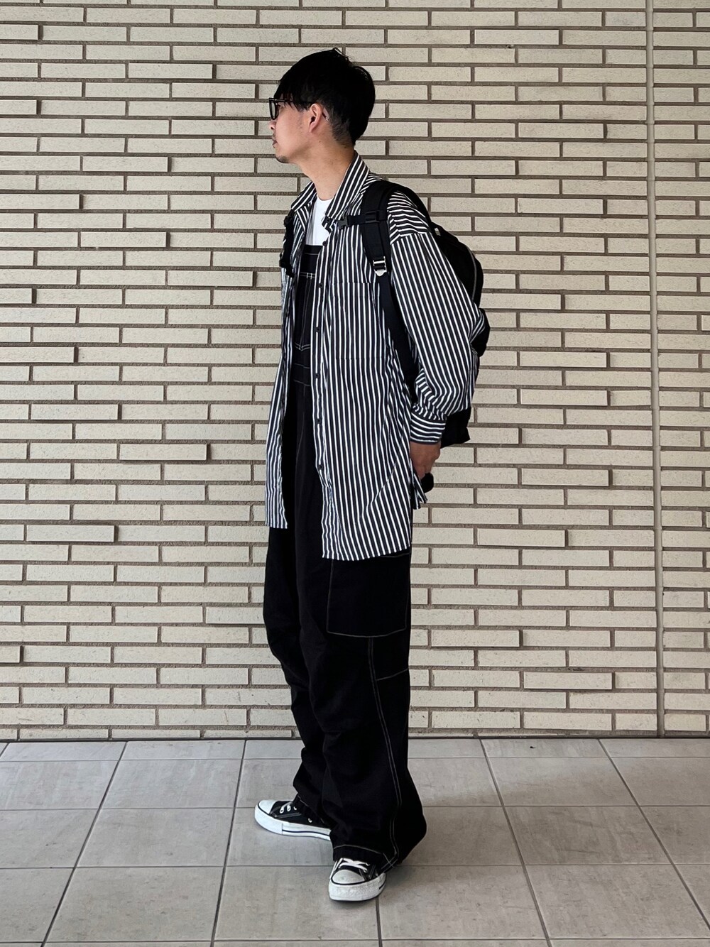 「オーバーオール、モノトーン、メガネ男子、エドウィン、edwin、edwinjapan、白Tシャツ、ビッグシルエット、秋服準備はじめました、休日スタイル、プチプラ、ストライプシャツ、ストライプ、リュック、レイヤードスタイル」｜「EDWINの【WEB限定】STEP MARK バルーンオーバーオール サロペット ビブ カーゴ（サロペット/オーバーオール、ブラック系）」を使った、 松波 侑亮さん（メンズ・164cm）の夏コーディネートの1枚目の写真
