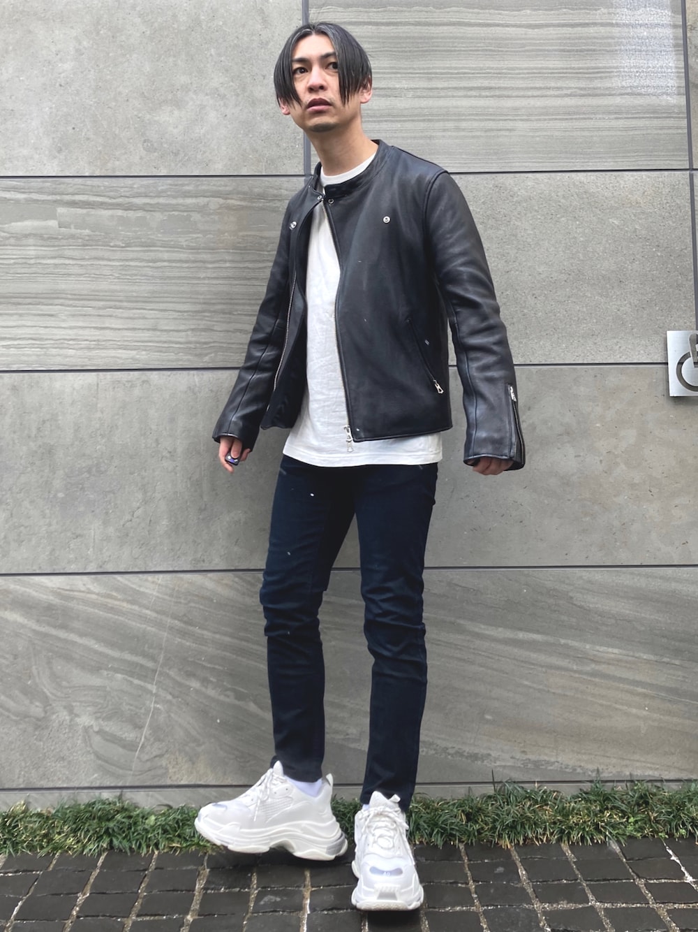 「EDWIN、edwinjapan、エドウィン、スキニーデニム、スキニー、モノトーン、ライダース、白スニーカー、冬コーデ、モード、きれいめカジュアル、プチプラ、STOP 誹謗中傷、おしゃれさんと繋がりたい、シンプル」｜「EDWINのEDWIN BLACK ストレッチ スキニー デニム パンツ ブラック/クラッシュ/ブラックユーズド（デニムパンツ、ブラック系）」を使った、 松波 侑亮さん（メンズ・164cm）の冬コーディネートの1枚目の写真