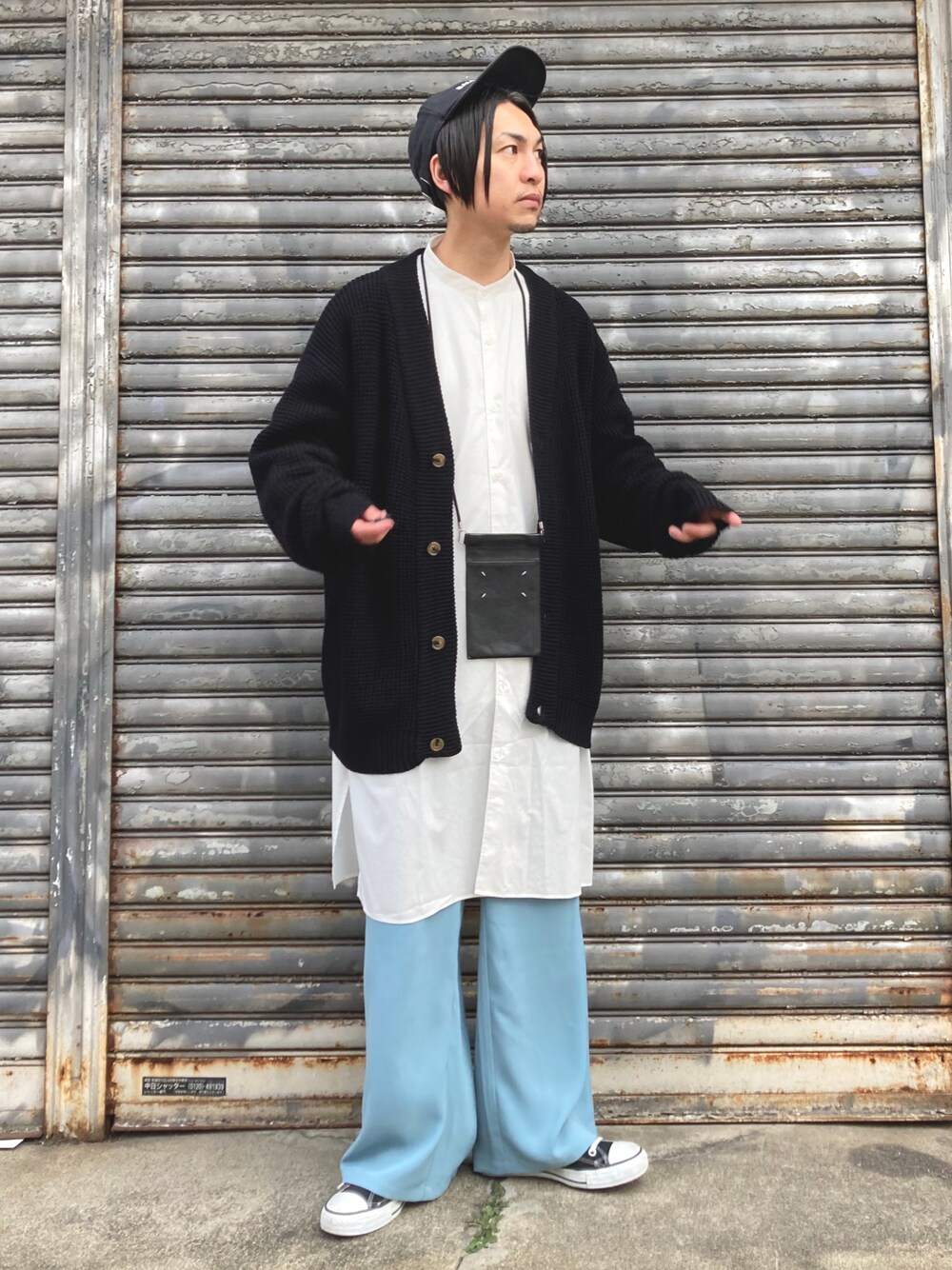 「休日スタイル、ビッグシルエット、レイヤードスタイル、カラーニット、フレアパンツ、プチプラ、スラックス、冬コーデ、モード、私の推しブランド、カラーパンツ、STOP 誹謗中傷、大人カジュアル、きれいめカジュアル、カーディガン」｜「CONVERSE ALL STARのCONVERSE / ALL STAR J HI（スニーカー、ブラック系）」を使った、 松波 侑亮さん（メンズ・164cm）の冬コーディネートの1枚目の写真