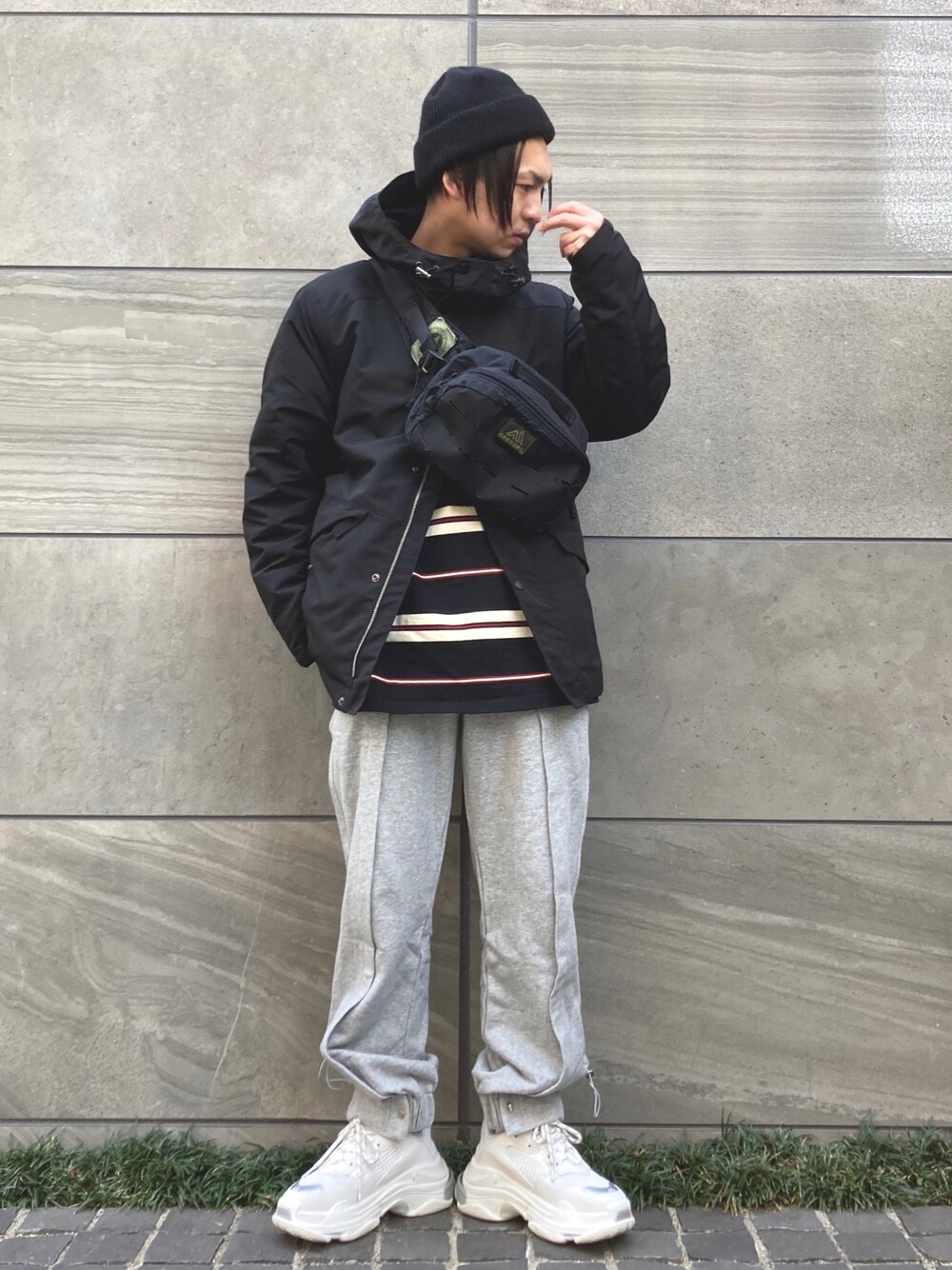 「ITEMS URBANRESEARCH、urbanresearch_items、URBAN RESEARCH、アイテムズアーバンリサーチ、マイベストコーデ2021、休日コーデ、ビッグシルエット、ストリート、プチプラ、冬コーデ、わたしの推しブランド、黒、きれいめカジュアル、今日のコーデ、STOP 誹謗中傷」｜「HARSH AND CRUELの【Harsh and Cruel】【2021SS】Sweat Jogger pants inTucked HX203070123（スウェットパンツ、グレー系）」を使った、 松波 侑亮さん（メンズ・164cm）の冬コーディネートの1枚目の写真