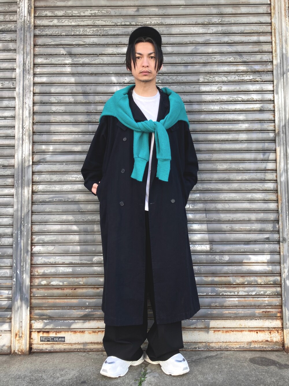 「カーディガン、グリーン、キャップ、冬コーデ、レイヤードスタイル、ロングコート、スニーカーコーデ、休日スタイル、タックイン、厚底シューズ、シンプルコーデ、お洒落さんとつながりたい、いいね、save、フォローお願いします🤑、マイベストコーデ2021、STOP 誹謗中傷」｜「MASONPRINCEの【M.P Studios】【2021AW】1 tuck wide slacks SK2050（スラックス、ブラック系）」を使った、 松波 侑亮さん（メンズ・164cm）の冬コーディネートの1枚目の写真