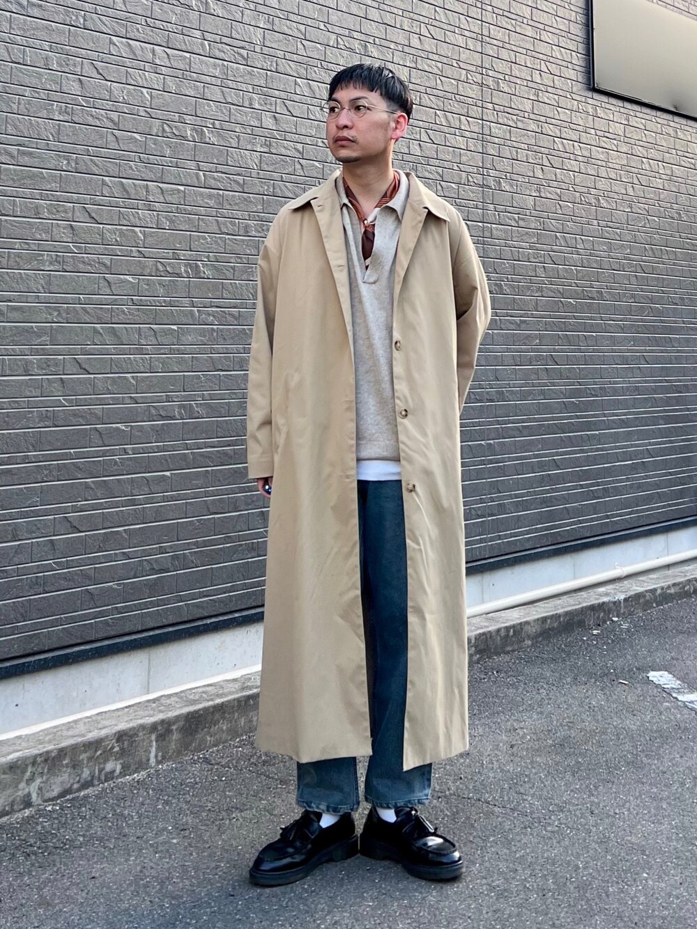 「ビッグシルエット、シャツスタイル、ローファー、プチプラ、春服みてみて、休日スタイル、メガネ男子、トレンチコート、春コーデ、きれいめカジュアル、ハーフジップ、低身長、ベージュ」｜「UNFOLKのアイテム（ストール/ショール、ブラウン系）」を使った、 松波 侑亮さん（メンズ・164cm）の春コーディネートの1枚目の写真