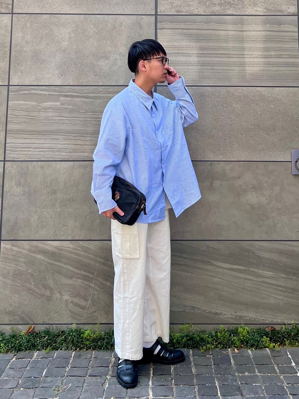 「USポロ、edwin、edwinjapan、ストライプ、ストライプシャツ、シャツスタイル、ショルダーバッグ」｜「U.S. POLO ASSN.の【U.S. POLO ASSN.】 ユーエスポロアッスン　デニムウォッシュ　クロスボディショルダーバッグ　USPA-2645（ショルダーバッグ、ブルー系）」を使った、 松波 侑亮さん（メンズ・164cm）の春コーディネートの1枚目の写真