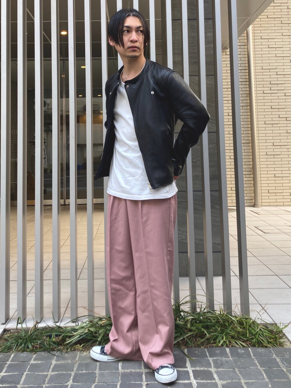 「PR、emmaclothes、エマクローズ、カラーパンツ、きれいめカジュアル、スラックス、ライダース、ストリート、オトナカジュアル、春コーデ、ワイドパンツ、Tシャツ/カットソー、STOP 誹謗中傷、低身長」｜「EMMA CLOTHESのTRストレッチスーツ地 ストレート 1タック センタープレスイージーカラーワイドパンツ EMMA CLOTHES 2022 SPRING（スラックス、ピンク系）」を使った、 松波 侑亮さん（メンズ・164cm）の冬コーディネートの1枚目の写真