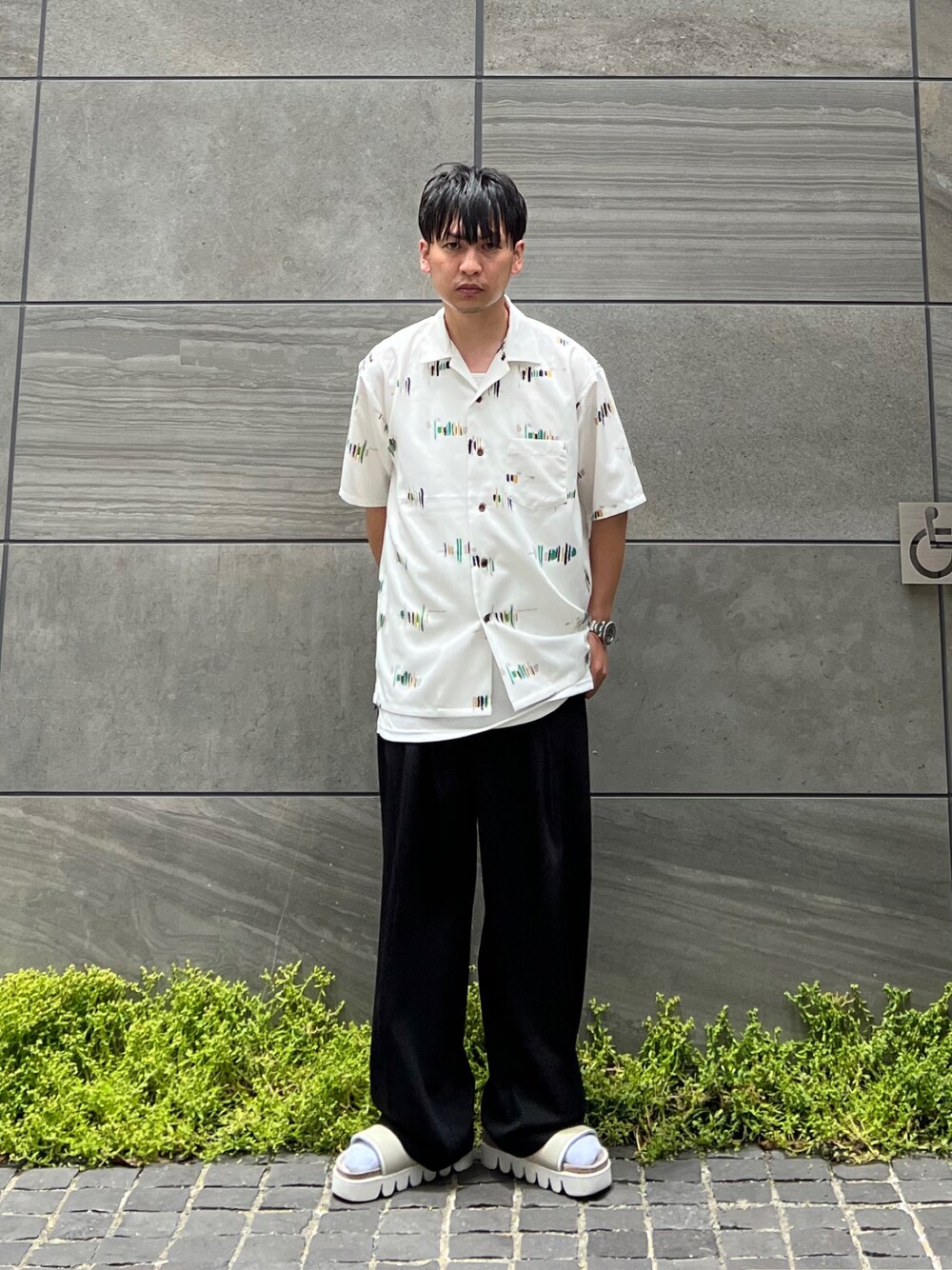「シャツスタイル、オープンカラーシャツ、スラックス、ワイドパンツ、休日スタイル、きれいめカジュアル、レイヤードスタイル、サンダル、サンダルに靴下、ストリート、大人カジュアル、夏コーデ、お洒落さんとつながりたい、SonnyLabel、サニーレーベル」｜「URBAN RESEARCH Sonny Labelのセオαグラフィック半袖シャツ（シャツ/ブラウス、ホワイト系）」を使った、 松波 侑亮さん（メンズ・164cm）の夏コーディネートの1枚目の写真