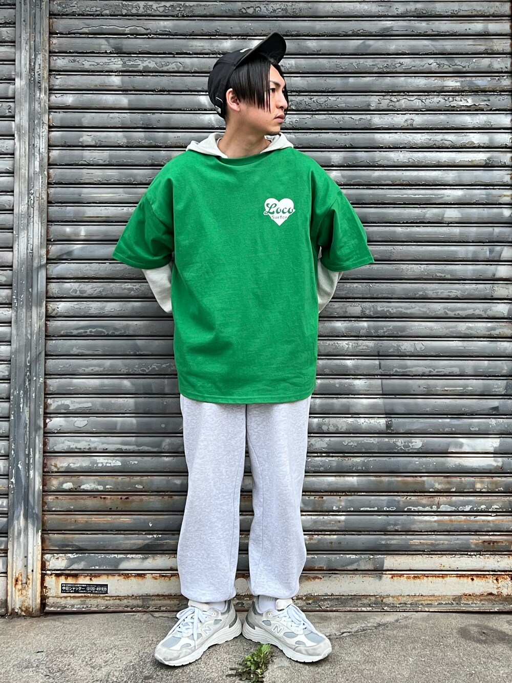 「Tシャツ、レイヤードスタイル、グリーン、スウェット、スウェットパンツ、New Balance、シンプルコーデ、スニーカー、春夏コーデ、ストリートコーデ、ビッグシルエット、厚底シューズ、プチプラ、アウトドアスタイル、おしゃれさんと繋がりたい」｜「SPINNSの【ビッグシルエット】ハートLOCOバックプリント ビッグTシャツ（Tシャツ/カットソー、グリーン系）」を使った、 松波 侑亮さん（メンズ・164cm）の春コーディネートの1枚目の写真