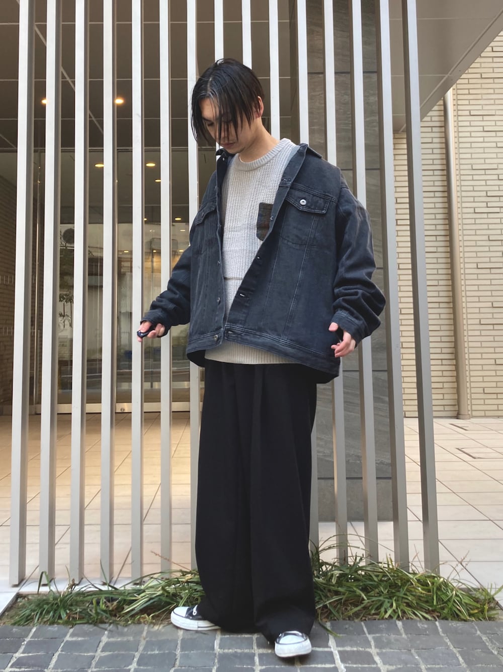 「SonnyLabel、サニーレーベル、デニムジャケット、ニット、冬のコーデ、ワイドパンツ、きれいめカジュアル、モノトーン、プチプラ、韓国ファッション、STOP 誹謗中傷、コンバース、春コーデ、オーバーサイズ、シンプルコーデ」｜「HARRIS TWEEDのハリスツイードポケット付き畦編みプルオーバー（ニット/セーター、グレー系）」を使った、 松波 侑亮さん（メンズ・164cm）の冬コーディネートの1枚目の写真