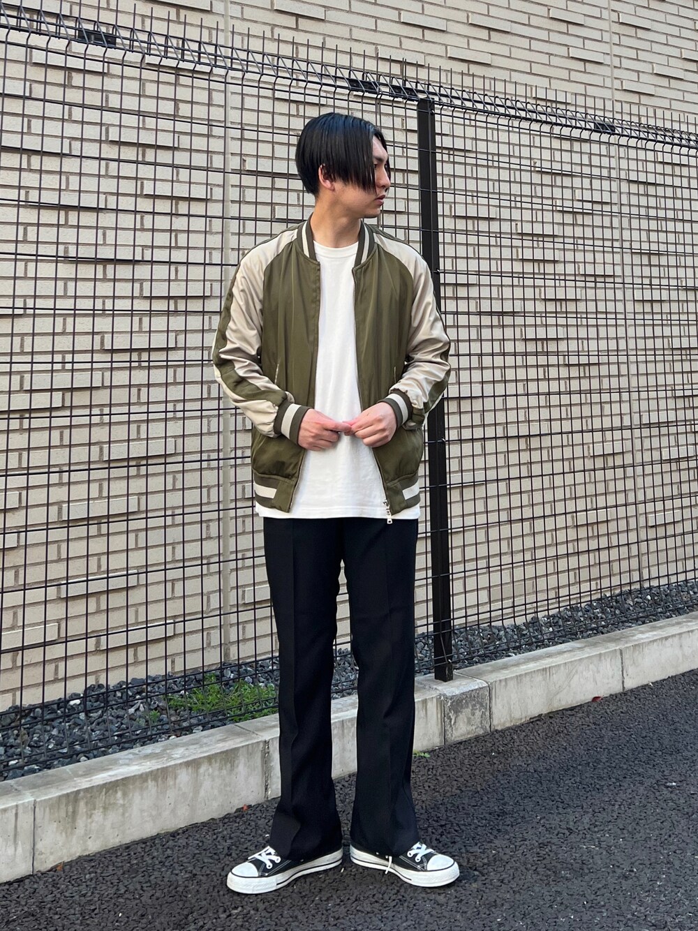 「Lee、lee、leejapan、Wrangler、ロンT、厚底シューズ、ハイカットスニーカー、グリーン、プチプラ、春夏コーデ、休日スタイル、フレアパンツ、お洒落さんとつながりたい、カジュアルコーデ、きれいめカジュアル」｜「WranglerのWRANCHER/ランチャー ドレスパンツ（レングス長め）（スラックス、ブラック系）」を使った、 松波 侑亮さん（メンズ・164cm）の春コーディネートの1枚目の写真
