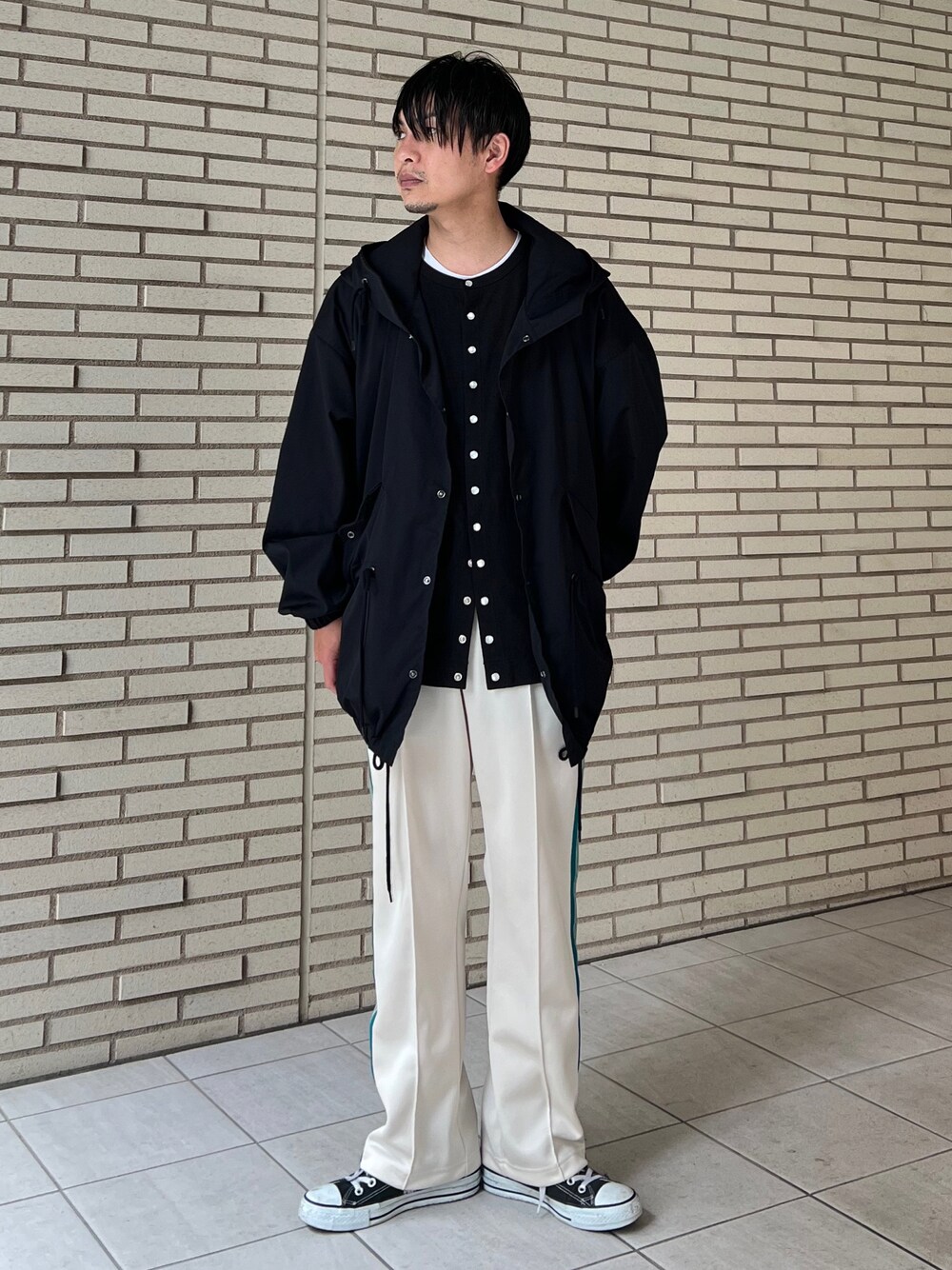 「アニエスベー、agnes b.、トラックパンツ、秋コーデ、プチプラ、シンプルコーデ、厚底シューズ、パーカー、スニーカー、フレアパンツ、レイヤードスタイル、きれいめカジュアル、スノーパーカー、カーディガン、NEEDLES」｜「agnes b.のJ000 CARDIGAN カーディガンプレッション（カーディガン/ボレロ、ブラック系）」を使った、 松波 侑亮さん（メンズ・164cm）の秋コーディネートの1枚目の写真
