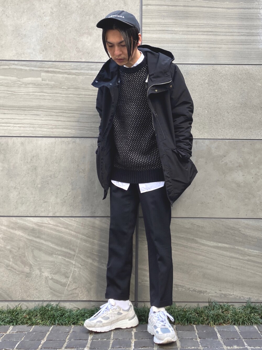 「rosso men、urbanresearchrossomen、キレイめ、アーバンリサーチ、アイテムズアーバンリサーチ、URBAN RESEARCH、ITEMS URBANRESEARCH、モノトーン、ニット、キャップ、クリスマスに着たい服、STOP 誹謗中傷、冬コーデ、休日スタイル、きれいめカジュアル」｜「NEW BALANCEのNEW BALANCE　M992（スニーカー、グレー系）」を使った、 松波 侑亮さん（メンズ・164cm）の冬コーディネートの1枚目の写真