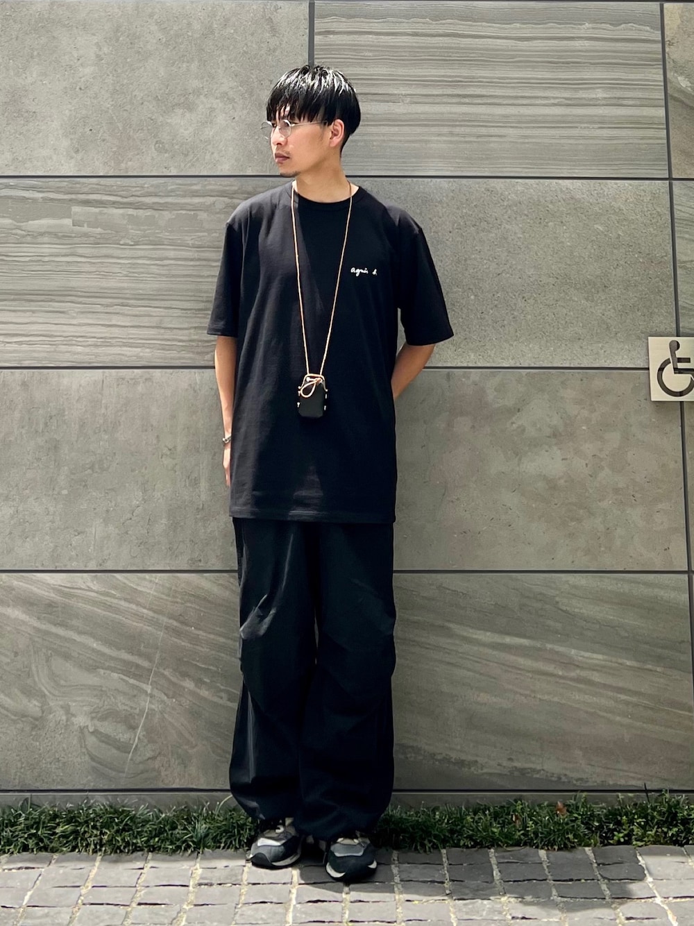 「エドウィン、edwin、edwinjapan、POLICE、ポリス、アニエスベー、春夏コーデ、agnes b.、メンズコーデ、ロゴTシャツ」｜「EDWINの【WEB限定】EDWIN STEPMARK スノーワイドオーバーパンツ（カーゴパンツ、ブラック系）」を使った、 松波 侑亮さん（メンズ・164cm）の夏コーディネートの1枚目の写真