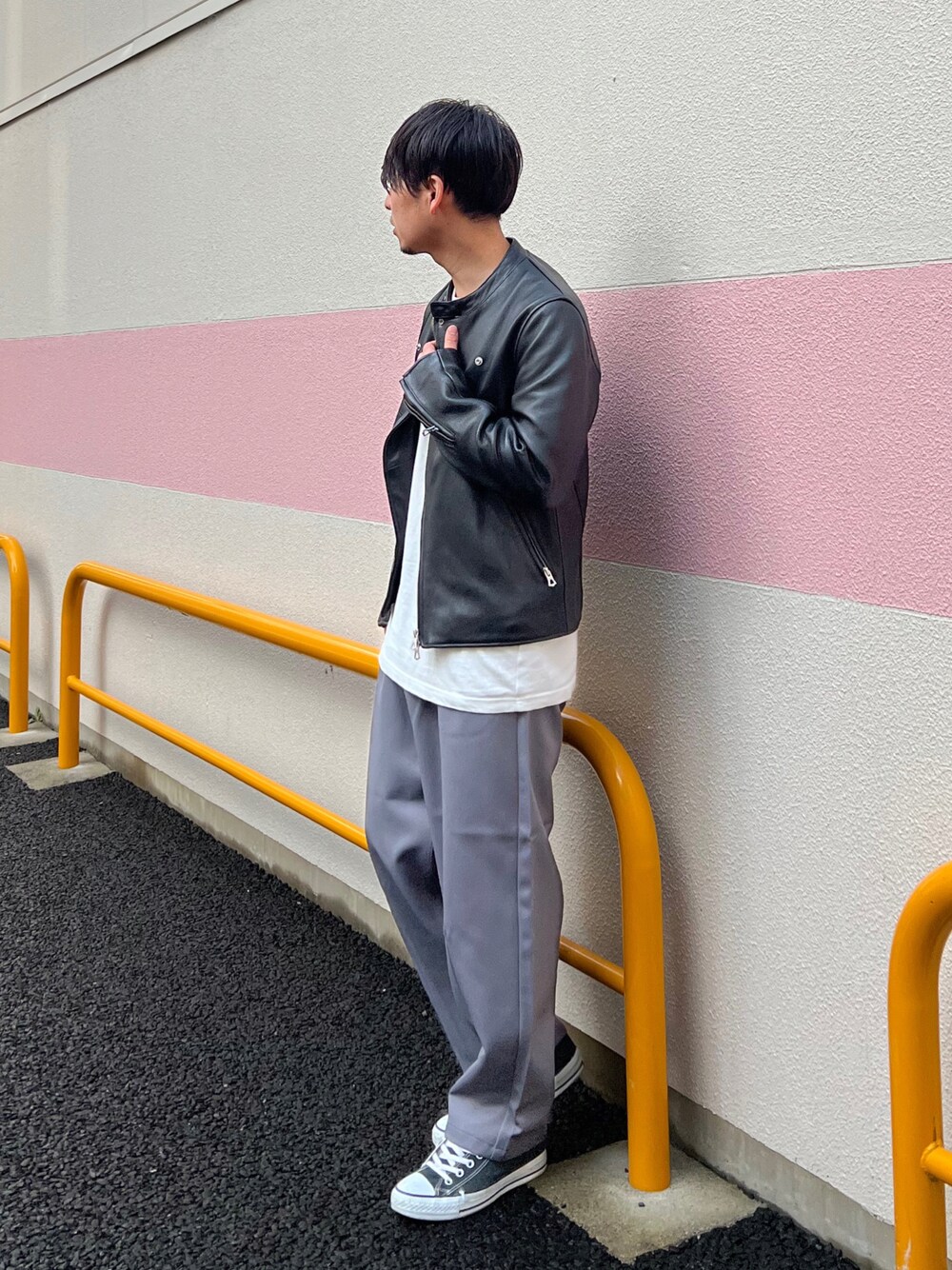 「LEE、Lee、leejapan、lee、Wrangler」｜「Wranglerの【WEB限定】Wrangler　WRADPANTS　ツータックテーパード ドレープ ワイドスラックス（スラックス、グレー系）」を使った、 松波 侑亮さん（メンズ・164cm）の冬コーディネートの1枚目の写真
