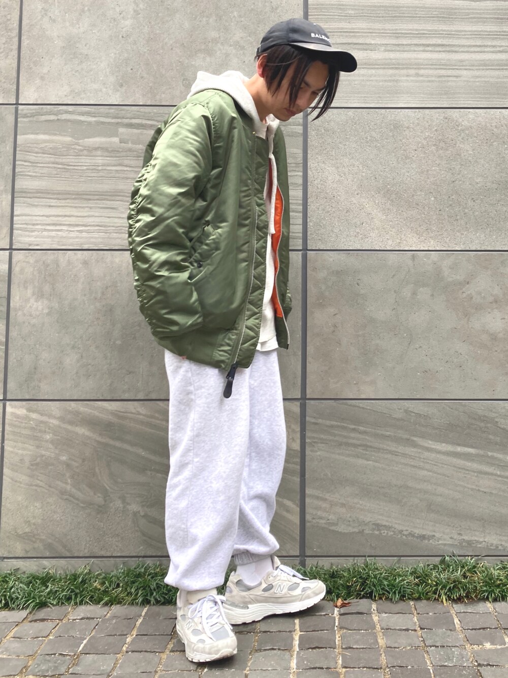 「alpha、alphaindustries、MA-1、ミリタリージャケット、グリーン、スウェットパンツ、ビッグシルエット、オーバーサイズ、レイヤードスタイル、マイベストコーデ2021、New Balance、STOP 誹謗中傷、休日スタイル、ストリート、シンプルコーデ」｜「NEW BALANCEのアイテム（スニーカー、ホワイト系）」を使った、 松波 侑亮さん（メンズ・164cm）の冬コーディネートの1枚目の写真