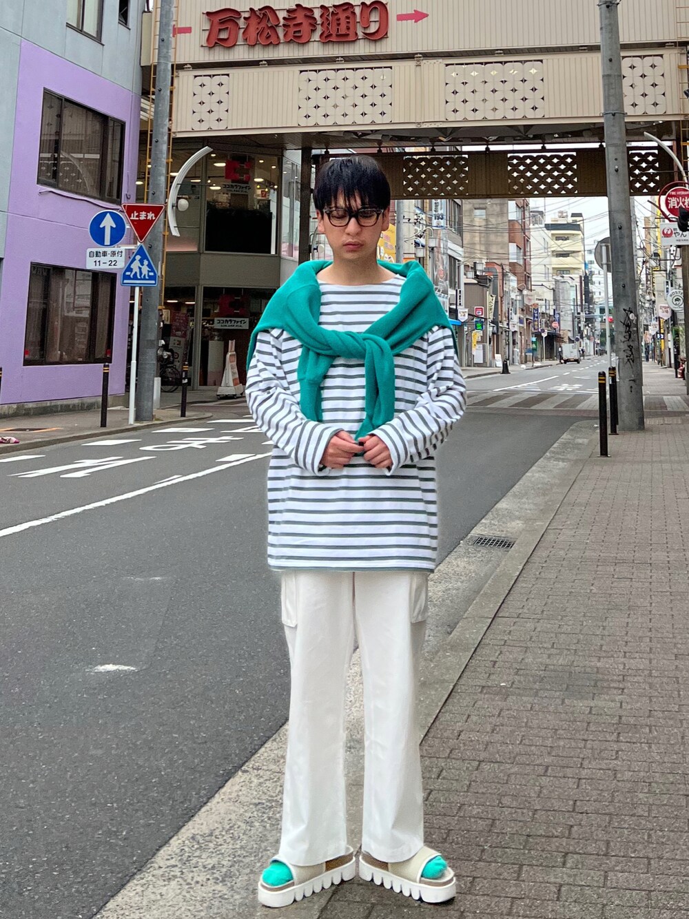 「カーディガン、カーディガン肩かけ、カラーソックス、ビッグシルエット、スラックス、白パンツ、きれいめカジュアル、カラー×コーデ、ビタミンカラー、サンダル、ワイドパンツ、プチプラ、メガネ男子、ボーダー、大人カジュアル」｜「Lullの【Lull / ルル】ストレートカーゴパンツ（カーゴパンツ、ホワイト系）」を使った、 松波 侑亮さん（メンズ・164cm）の春コーディネートの1枚目の写真