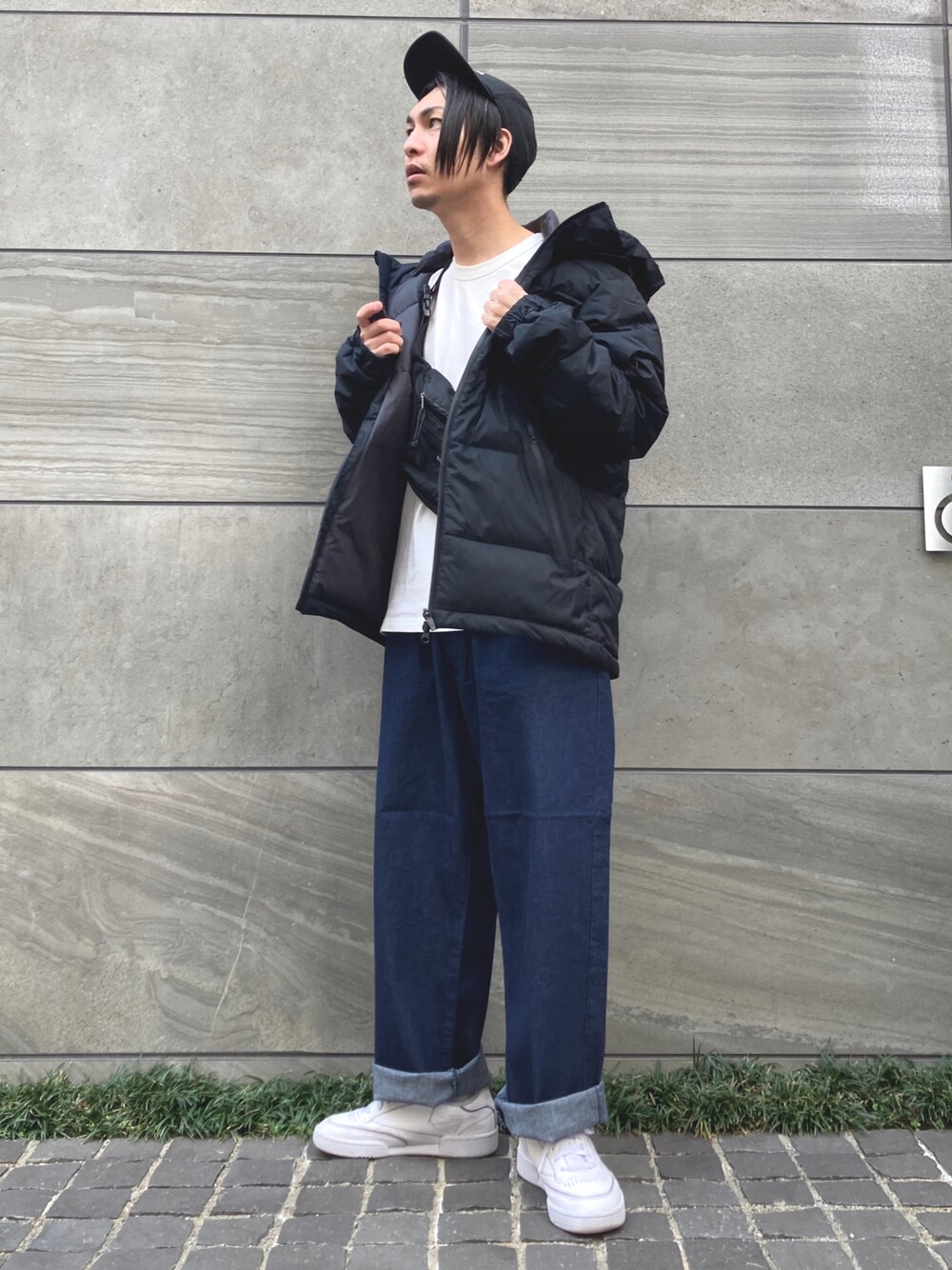「LEE、Lee、leejapan、URBAN RESEARCH DOORS、アーバンリサーチドアーズ、ダウンジャケット、クリスマスに着たい服、マイベストコーデ2021、ビッグシルエット、ストリート、あったかコーデ、冬コーデ、STOP 誹謗中傷、休日スタイル、おしゃれさんと繋がりたい」｜「Leeの【ワンサイズでXS~XXLまでカバーする】FLeeasy イージーパンツ（その他パンツ、ブルー系）」を使った、 松波 侑亮さん（メンズ・164cm）の冬コーディネートの1枚目の写真