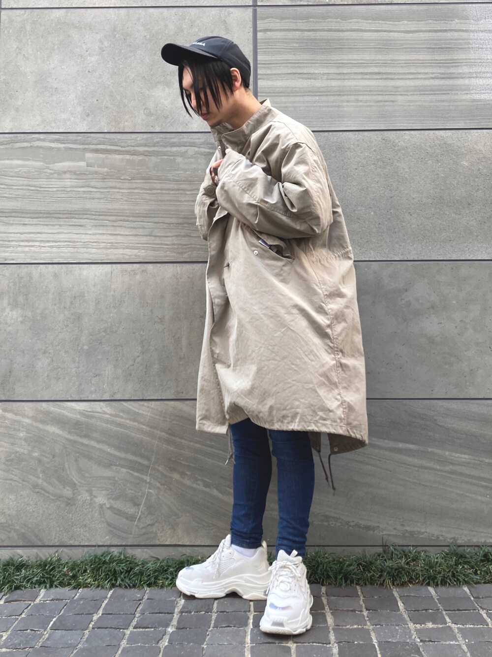 「Lee、leejapan、LEE、lee、休日スタイル、ビックシルエット、ロングコート、ストリート、プチプラ、冬コーデ、私の推しブランド、STOP 誹謗中傷、きれいめカジュアル、ゆるコーデ、スニーカー」｜「BALENCIAGAのアイテム（シューズ、ホワイト系）」を使った、 松波 侑亮さん（メンズ・164cm）の冬コーディネートの1枚目の写真
