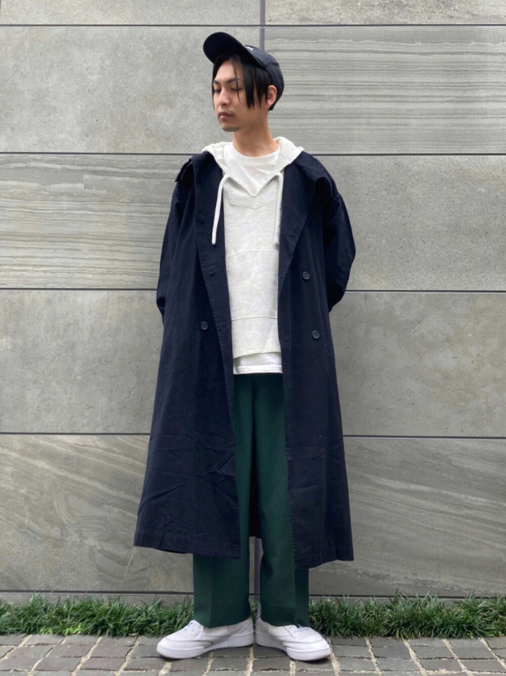 「コート、トレンチコート、カラーパンツ、パーカー、UNIQLO、レイヤードスタイル、オーバーサイズ、休日スタイル、白スニーカー、プチプラ、低身長、ゆるコーデ、オーバーコート、低身長コーデ、いいね、save、フォローお願いします🤑」｜「MONKEY TIMEの＜monkey time＞ renu TRO WIDE 1P PANTS/ワイドパンツ（その他パンツ、グリーン系）」を使った、 松波 侑亮さん（メンズ・164cm）の秋コーディネートの1枚目の写真
