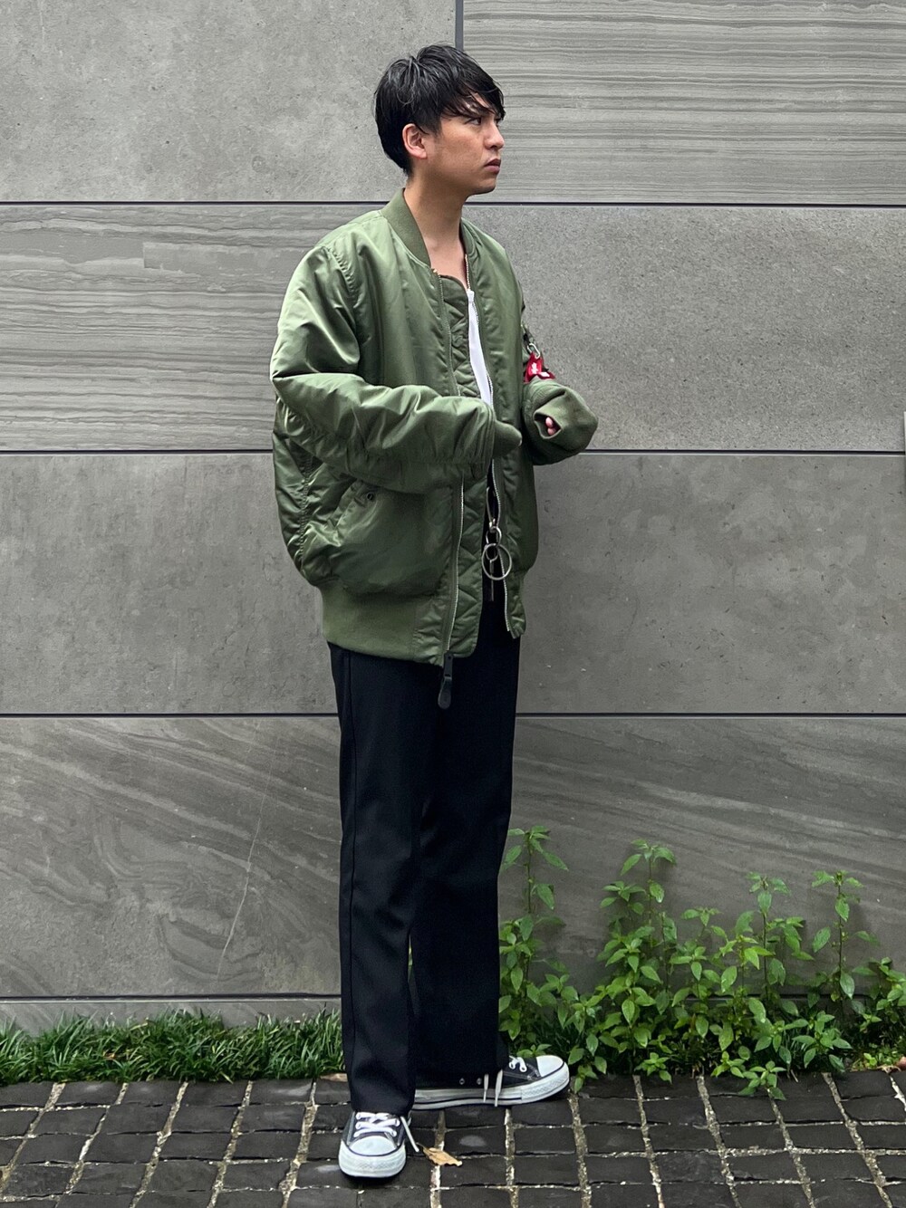 「alpha_industries_japan、ALPHA、alpha_industries」｜「ALPHAのAlpha Industries/アルファインダストリーズ MA-1 CORE SPEC フライトジャケット（U.S.サイズ）リバーシブル（MA-1、ホワイト系）」を使った、 松波 侑亮さん（メンズ・164cm）の秋コーディネートの1枚目の写真