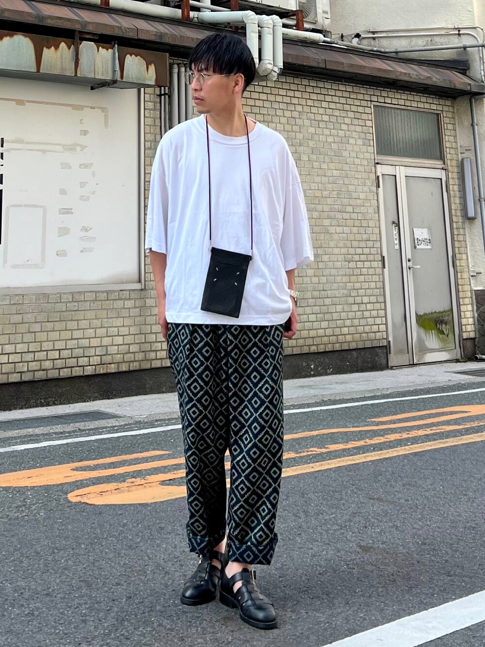 「サングラス、古着MIX、夏だ！Tシャツ着よう！、休日スタイル、グルカサンダル、プチプラ、シンプルコーデ、お洒落さんとつながりたい、メンズコーデ、ootd、夏コーデ、お出かけコーデ、夏服、オトナカジュアル」｜「STUDIO NICHOLSONの【STUDIO NICHOLSON】 BRANDED SHORT SLEEVE MOCK NECK T-SHIRT（Tシャツ/カットソー、ホワイト系）」を使った、 松波 侑亮さん（メンズ・164cm）の夏コーディネートの1枚目の写真