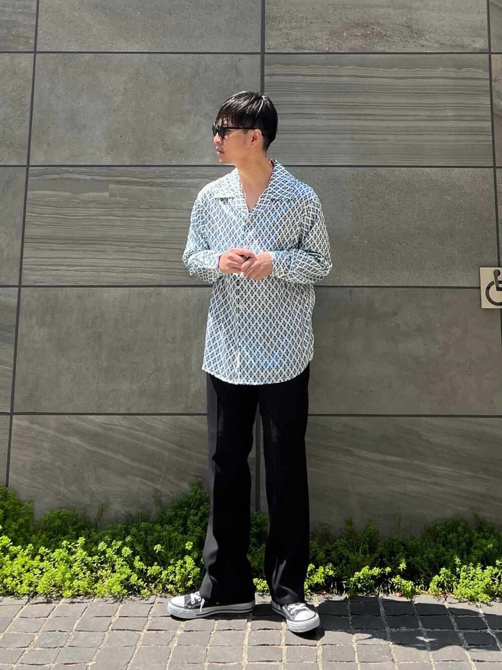 「Lee、lee、leejapan、Wrangler、プチプラ、ごきげんウィーク、春夏コーデ、休日スタイル、フレアパンツ、スラックス、きれいめカジュアル、オープンカラーシャツ、ビタミンカラー、コンバース、サングラス」｜「WranglerのWRANCHER/ランチャー ドレスパンツ（レングス長め）（スラックス、ブラック系）」を使った、 松波 侑亮さん（メンズ・164cm）の春コーディネートの1枚目の写真