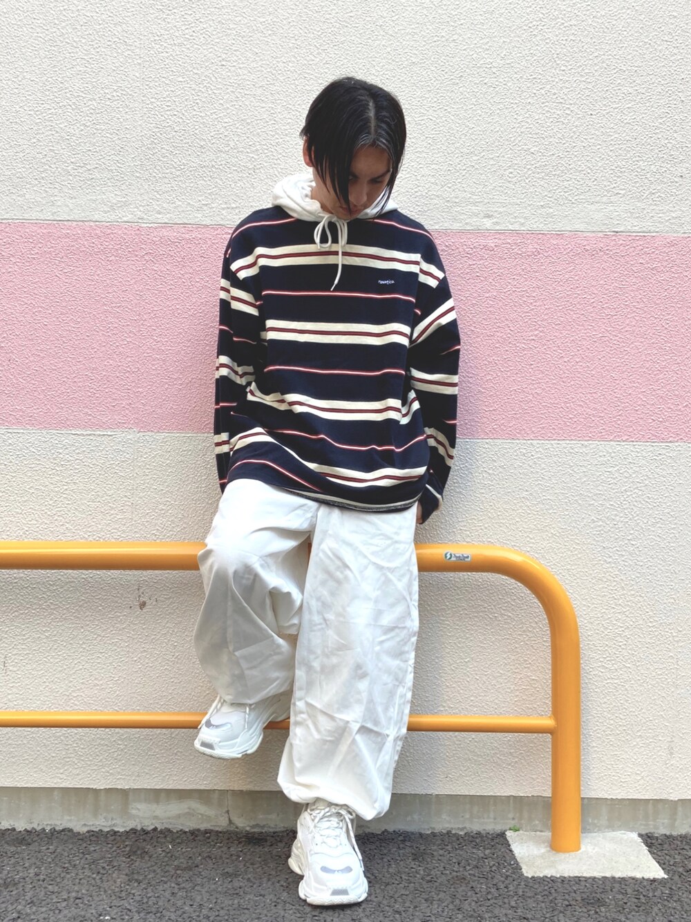 「スニーカー、ビッグシルエット、ボーダー、ストリート、冬コーデ、レイヤードスタイル、スニーカーコーデ、休日スタイル、白パンツ、厚底シューズ、ミリタリーパンツ、低身長、ストリートMIX、いいね、save、フォローお願いします🤑、STOP 誹謗中傷」｜「SPINNSの【7色展開】TWLドローコード　カラースノーパンツ（その他パンツ、ホワイト系）」を使った、 松波 侑亮さん（メンズ・164cm）の秋コーディネートの1枚目の写真