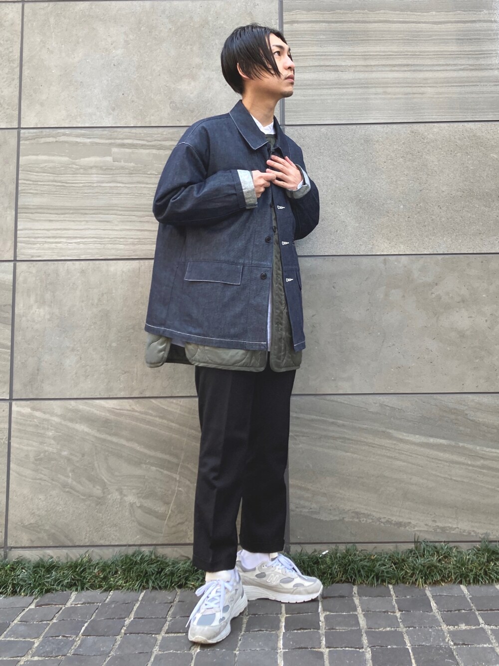 グレー系のスニーカー、ブラック系のパンツ、ホワイト系のシャツ/ブラウスを着用したメンズの冬コーディネートの1枚目の写真