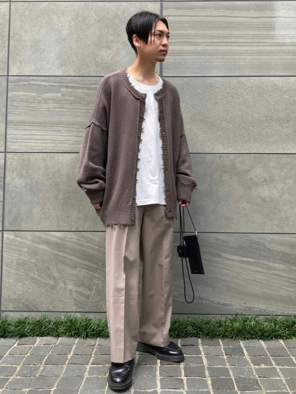 ブラック系のローファー、ベージュ系のスラックス、ホワイト系のTシャツ/カットソーを着用したメンズの秋コーディネートの1枚目の写真