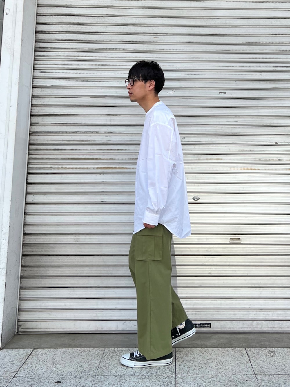 「シャツスタイル、バンドカラーシャツ、カーゴパンツ、コンバース、厚底シューズ、ビッグシルエット、オーバーサイズ、低身長、カーキ、カジュアルコーデ、PR、きれいめカジュアル、夏、フレアパンツ、メガネ男子」｜「Lullの【Lull / ルル】ストレートカーゴパンツ（カーゴパンツ、ホワイト系）」を使った、 松波 侑亮さん（メンズ・164cm）の夏コーディネートの1枚目の写真