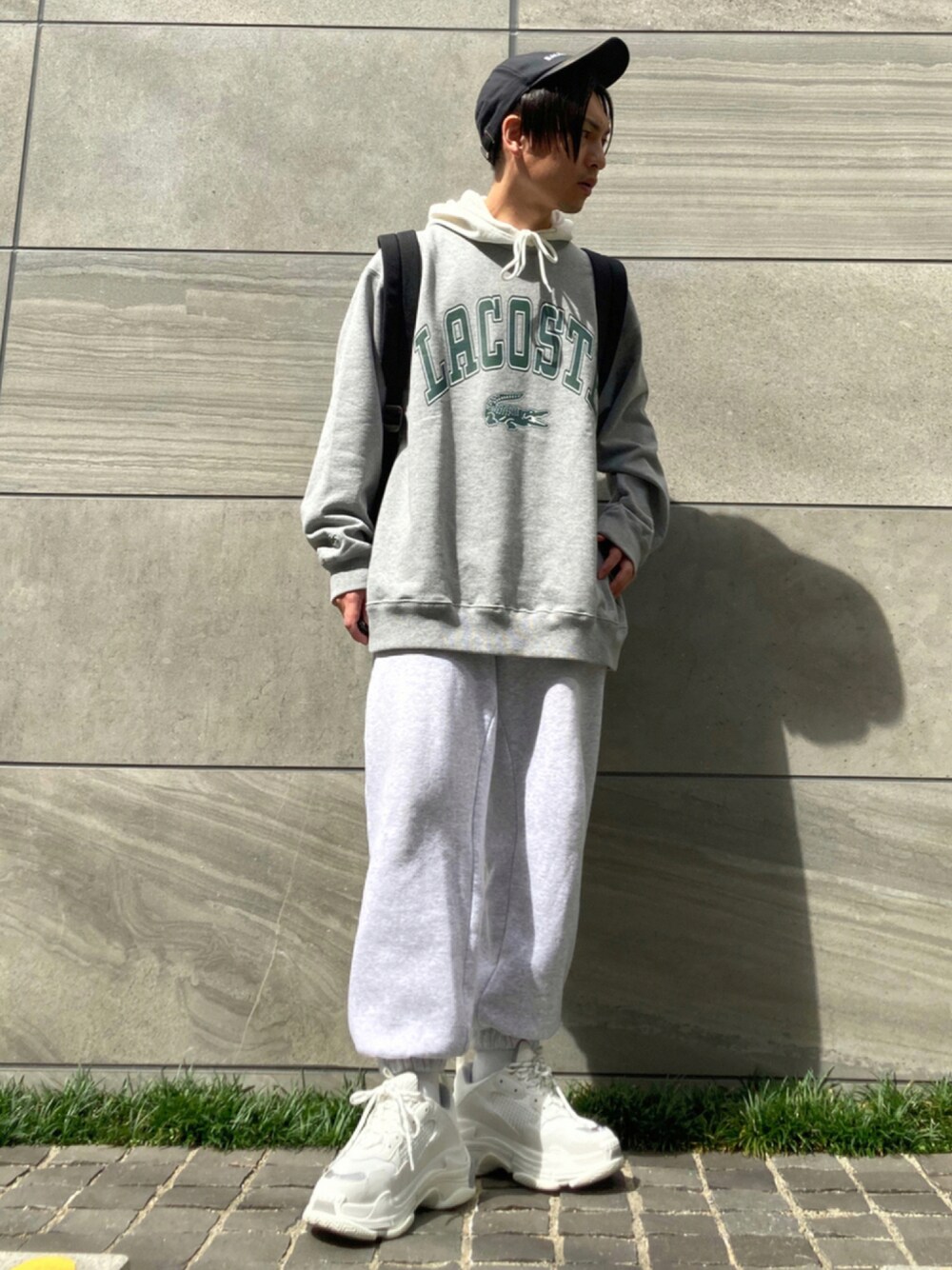 「スウェットパンツ、スウェット、キャップ、パーカー、ストリート、モノトーン、ハイカットスニーカー、厚底シューズ、ラコステ、低身長、ゆるコーデ、低身長コーデ、秋コーデ、秋冬コーデ、いいね、save、フォローお願いします🤑」｜「SPINNSの【６色展開】カラースウェットパンツ（スウェットパンツ、グレー系）」を使った、 松波 侑亮さん（メンズ・164cm）の秋コーディネートの1枚目の写真