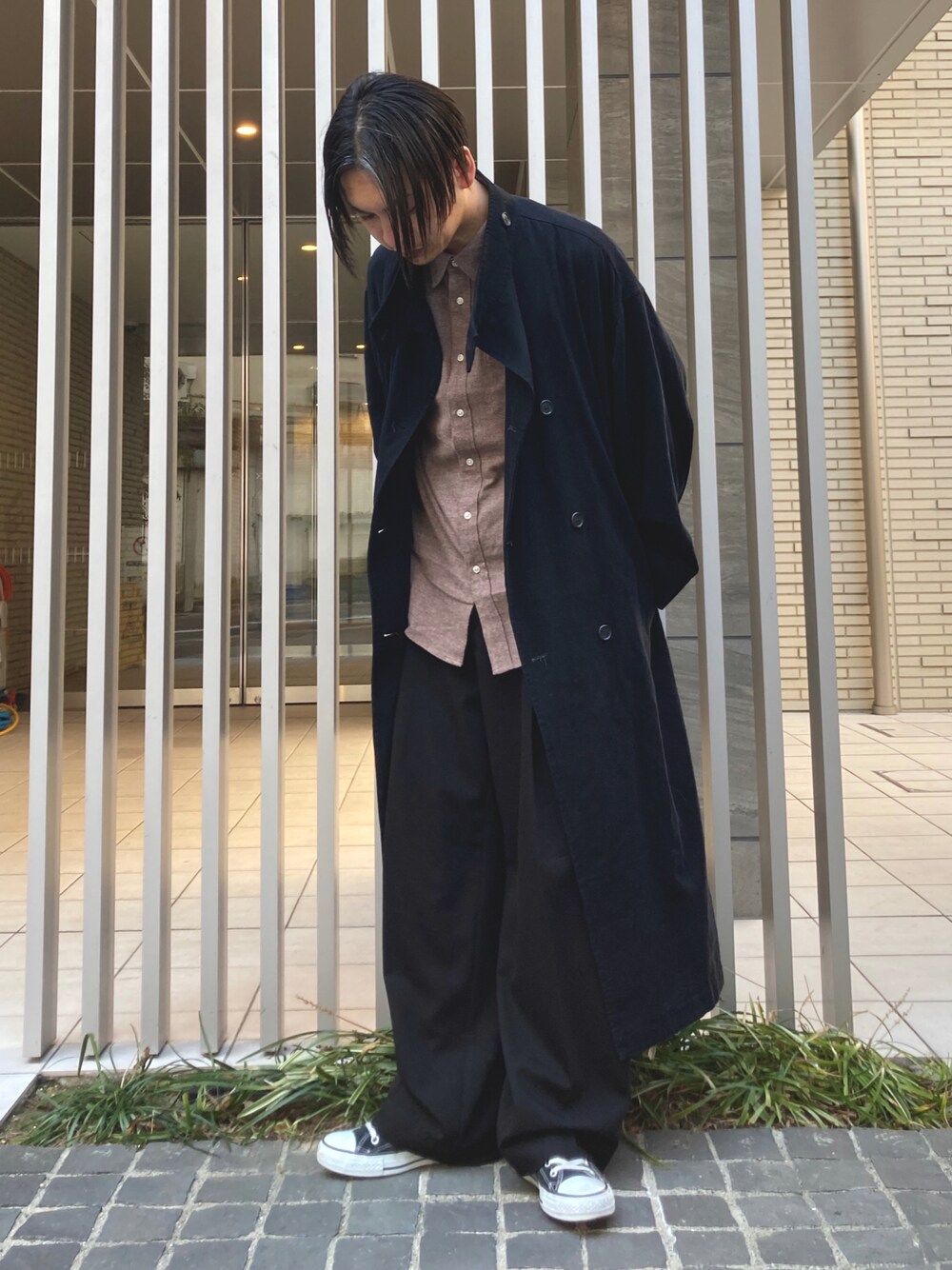 「rosso men、urban research rosso men、シャツスタイル、コート、ビッグシルエット、シンプルコーデ、おしゃれさんと繋がりたい、大人カジュアル、ワイドパンツ、スラックス、黒、スニーカー、STOP 誹謗中傷、ゆるコーデ、ootd」｜「URBAN RESEARCH ROSSO MENのソフトフランネルレギュラーシャツ（シャツ/ブラウス、ブラウン系）」を使った、 松波 侑亮さん（メンズ・164cm）の冬コーディネートの1枚目の写真