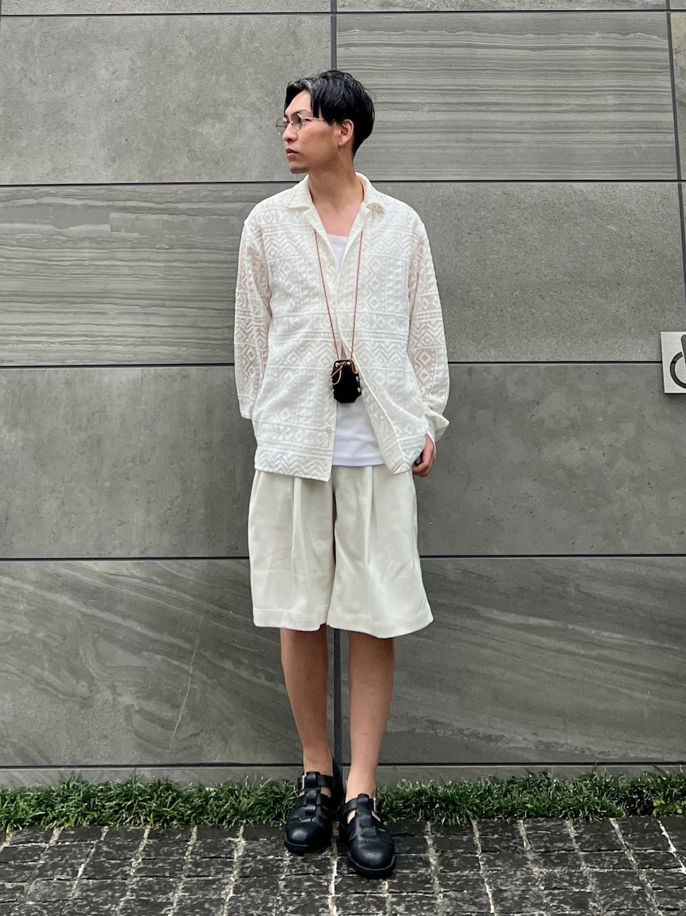 「ハーフパンツ、シャツスタイル、シンプルコーデ、きれいめカジュアル、休日スタイル、サングラス、白パンツ、オープンカラーシャツ、夏コーデ、グルカサンダル、淡色コーデ、低身長コーデ」｜「soerteの2tuck wide Half pants / 2タックワイドハーフパンツ グルカショーツ（その他パンツ、ホワイト系）」を使った、 松波 侑亮さん（メンズ・164cm）の夏コーディネートの1枚目の写真