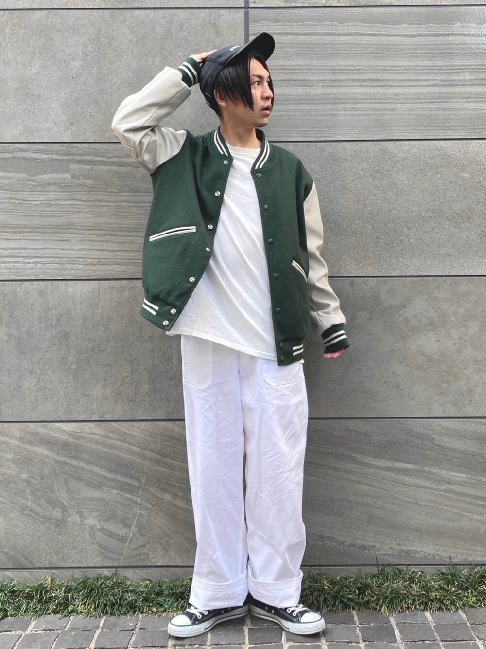 「スタジャン、キャップ、グリーン、ホワイトコーデ、モノトーン、カラーパレット、ootd、ゆるコーデ、ワイドパンツ、春コーデ、ストリート、シンプルコーデ、STOP 誹謗中傷、サニーレーベル、SonnyLabel」｜「EBBETS FIELD FLANNELの【別注】EBBETS FIELDS×SonnyLabel　スタジャン（スタジャン、グリーン系）」を使った、 松波 侑亮さん（メンズ・164cm）の冬コーディネートの1枚目の写真