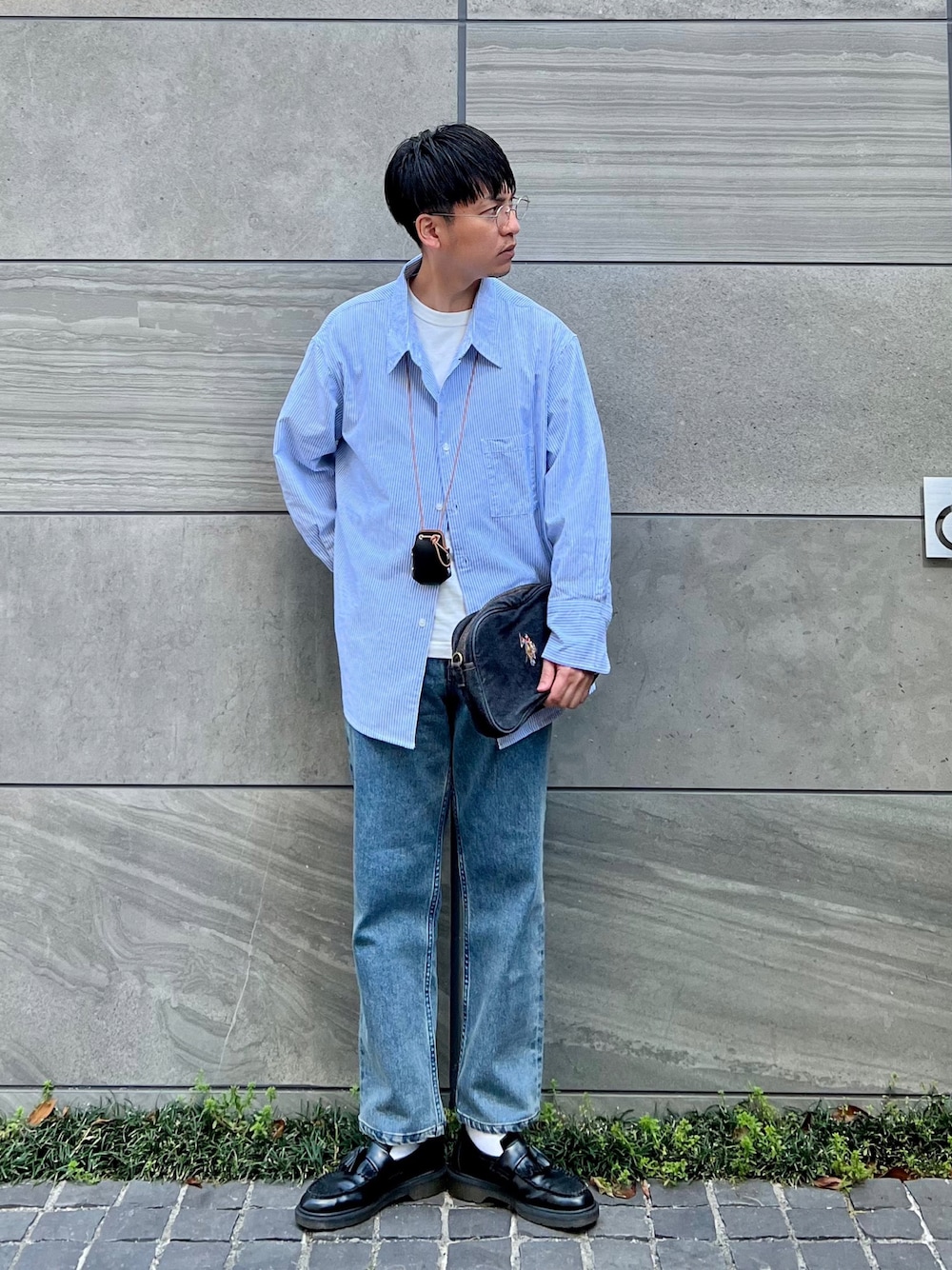 「USポロ、edwin、edwinjapan、エドウィン、シャツスタイル、デニム、ローファー」｜「EDWINの【ZOZO】【WEB限定】EDWIN STEPMARK オーバーサイズ ボックスシルエット　ビッグシャツ　長袖　　L/S（シャツ/ブラウス、ブルー系）」を使った、 松波 侑亮さん（メンズ・164cm）の春コーディネートの1枚目の写真