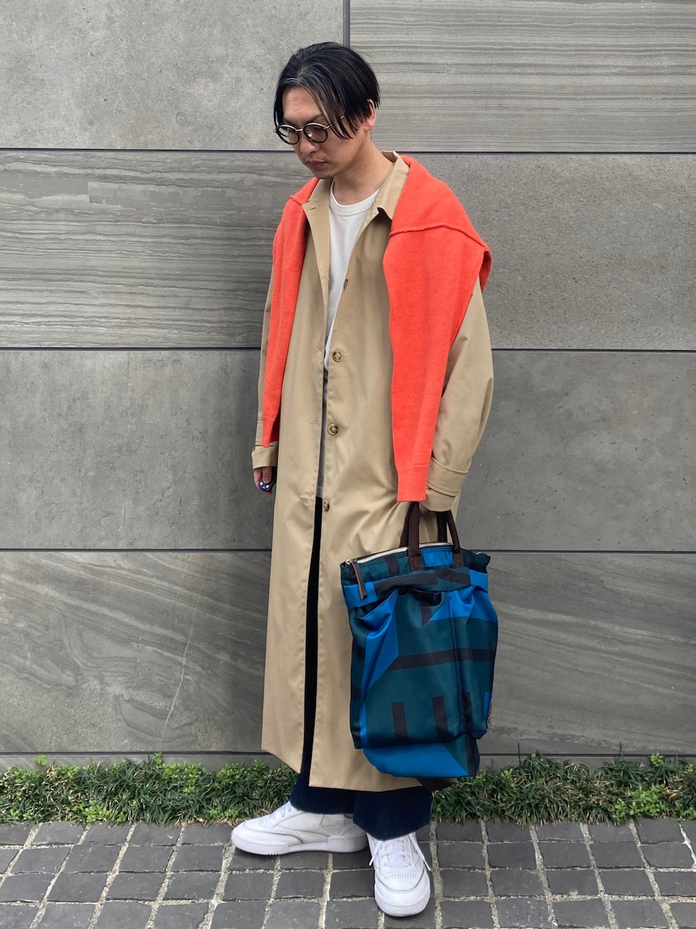 「春服みてみて、トレンチコート、デニム、春アウター、春コーデ、厚底シューズ、カーディガン、パステル映える春、プチプラ、レイヤードスタイル、白スニーカー、春ニット、きれいめカジュアル、シンプルコーデ、フォーマル」｜「Lullの【Lull / ルル】2wayステンカラーロングコート（ステンカラーコート、グリーン系）」を使った、 松波 侑亮さん（メンズ・164cm）の春コーディネートの1枚目の写真
